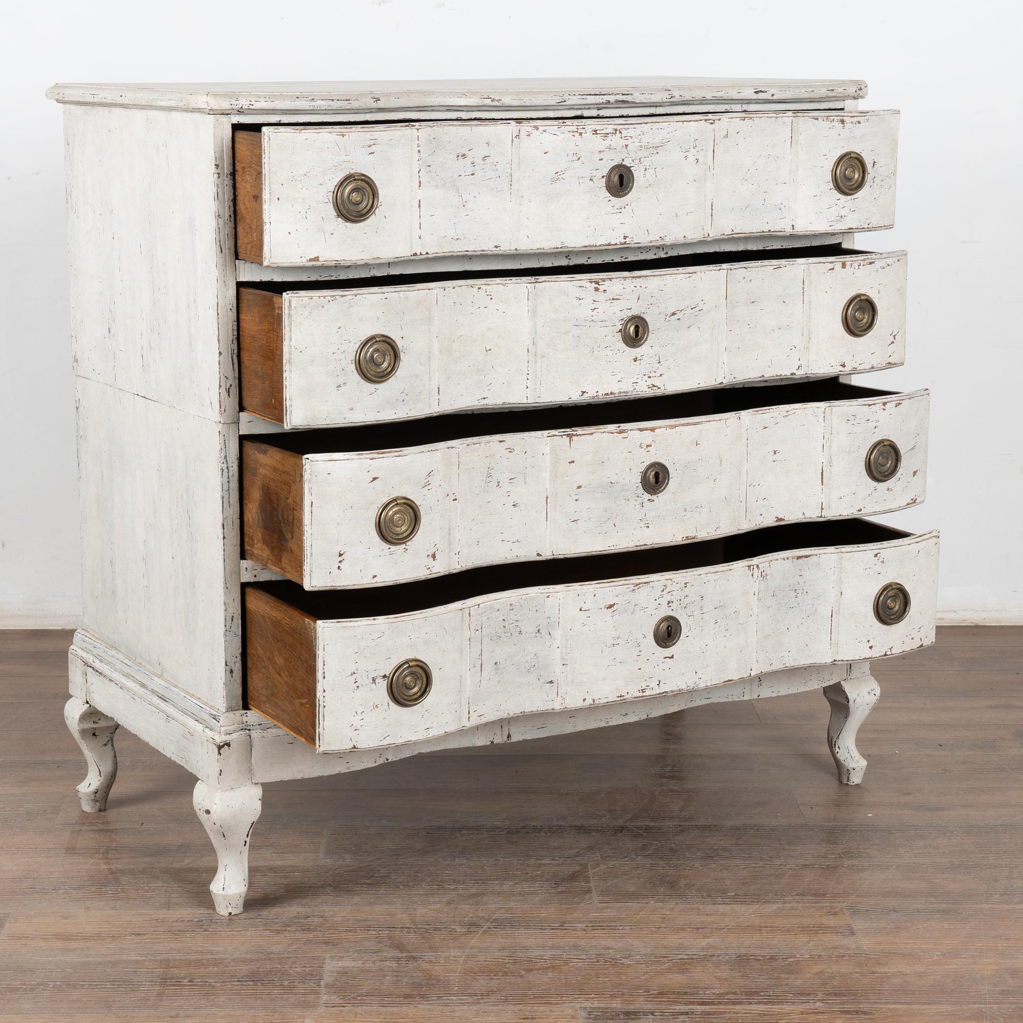 Rococò Grande cassettone bianco del XVIII secolo, Danimarca in vendita