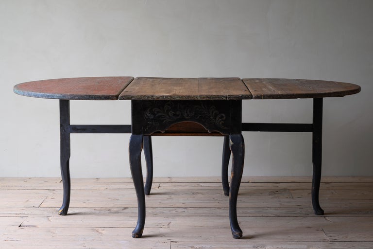 18th Century Late Baroque Drop-Leaf Table For Sale 2