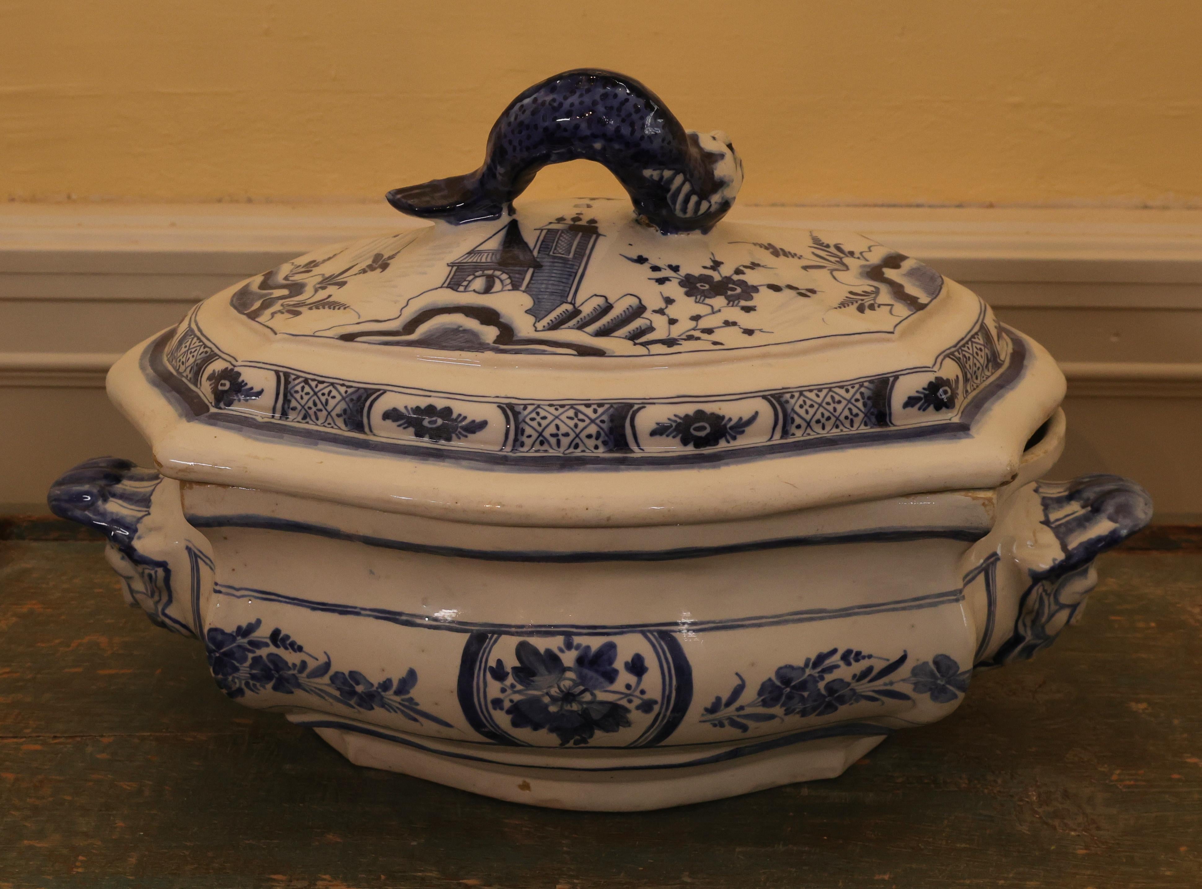 Svedese Zuppiera in maiolica tardo-barocca del XVIII secolo in vendita