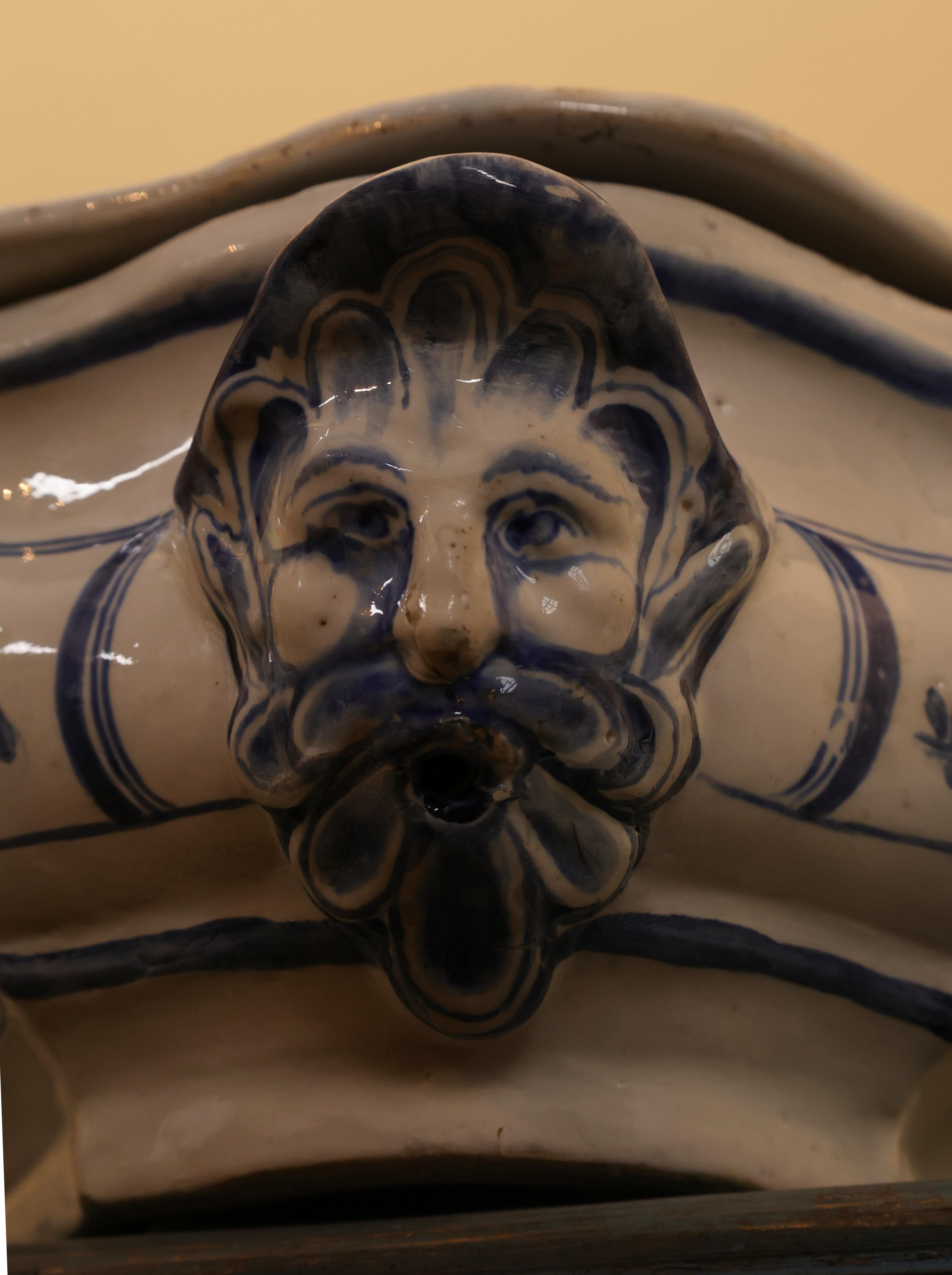 Zuppiera in maiolica tardo-barocca del XVIII secolo In condizioni buone in vendita a Ljungby, SE