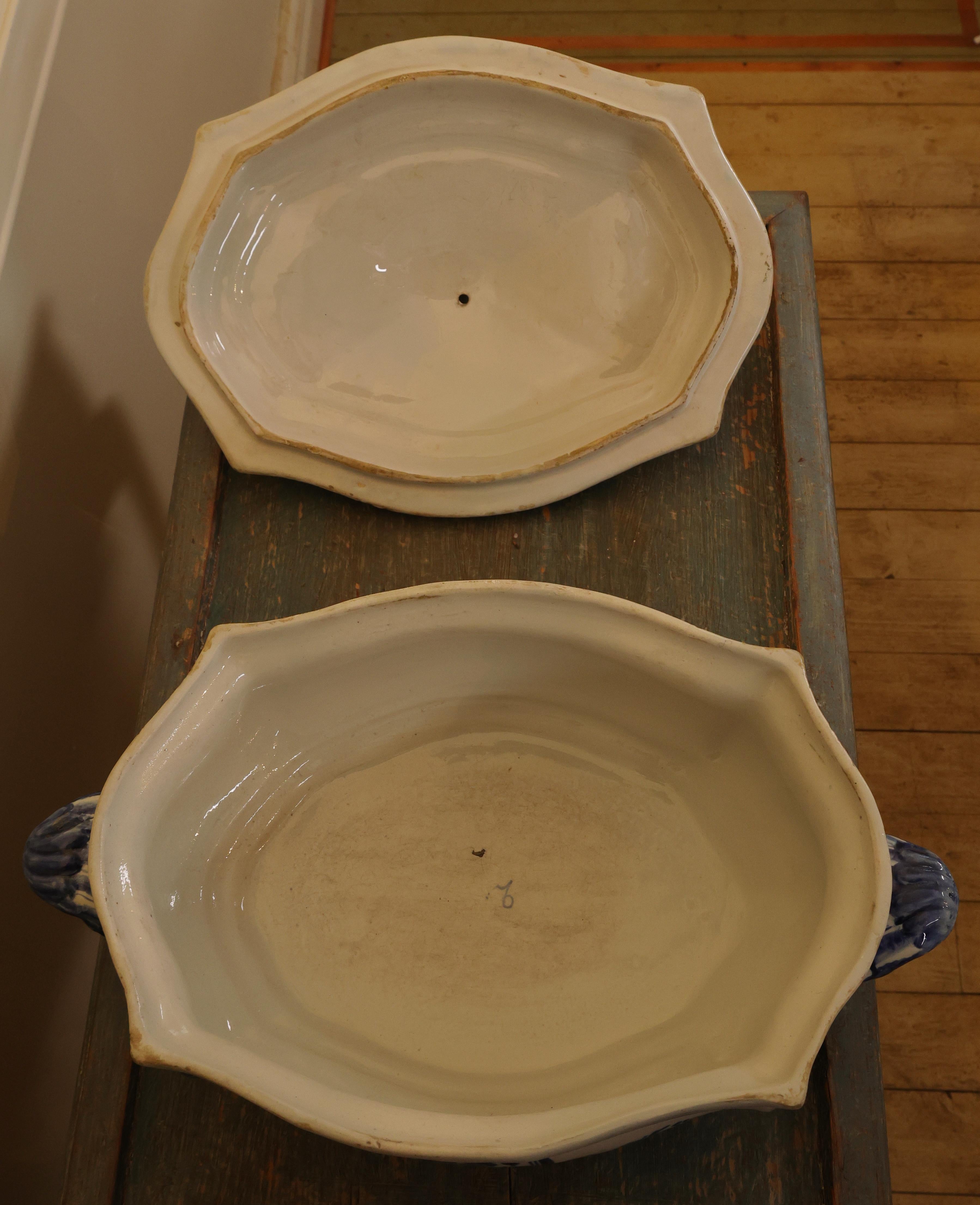 Fino al XVIII secolo Zuppiera in maiolica tardo-barocca del XVIII secolo in vendita