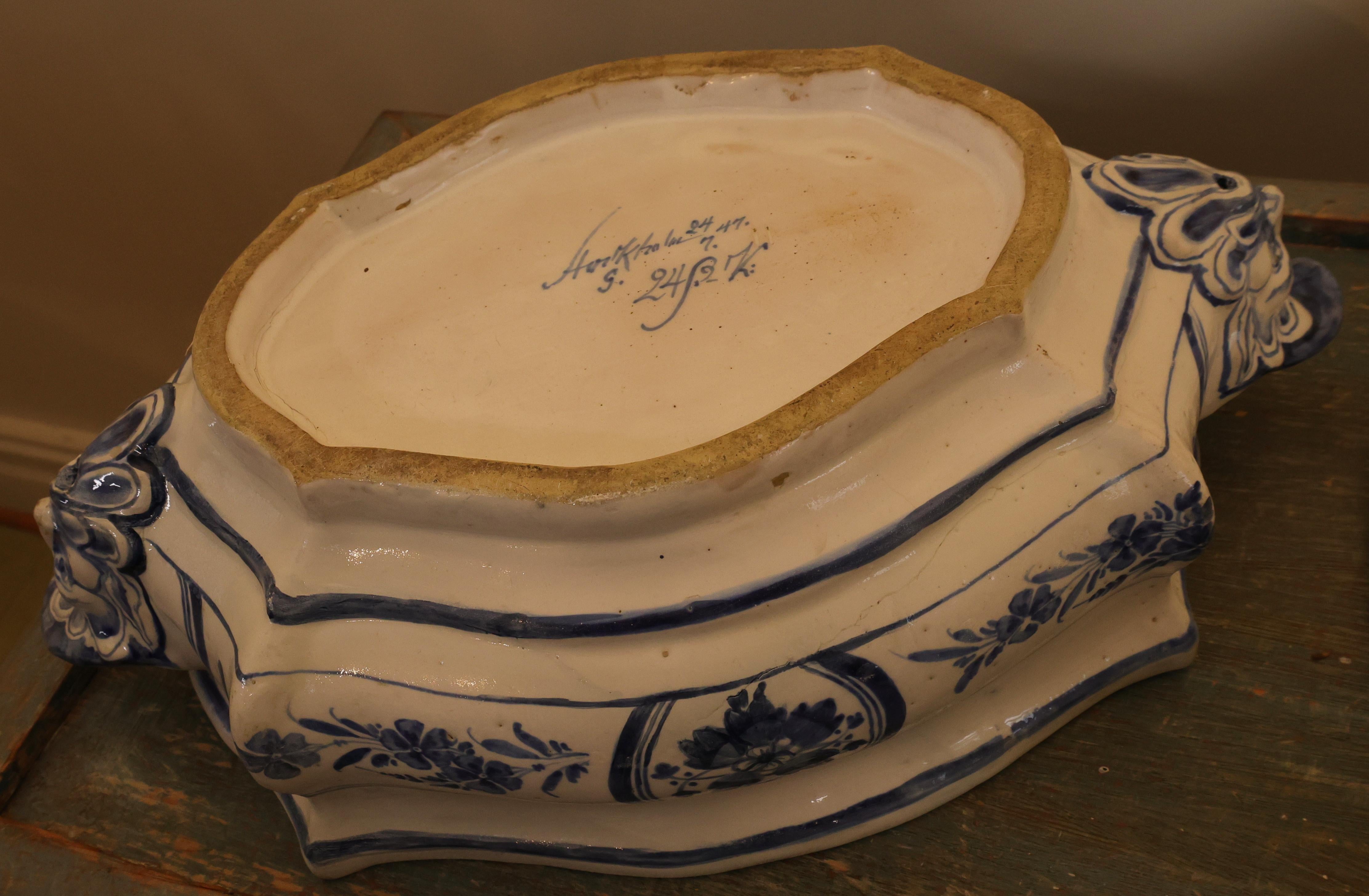 Zuppiera in maiolica tardo-barocca del XVIII secolo in vendita 1