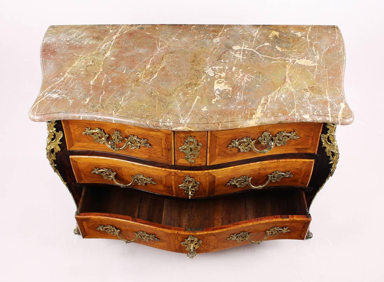 18th Century Late Baroque Period Chest of Drawers Nutwood and Rosewood, Marble im Angebot 3