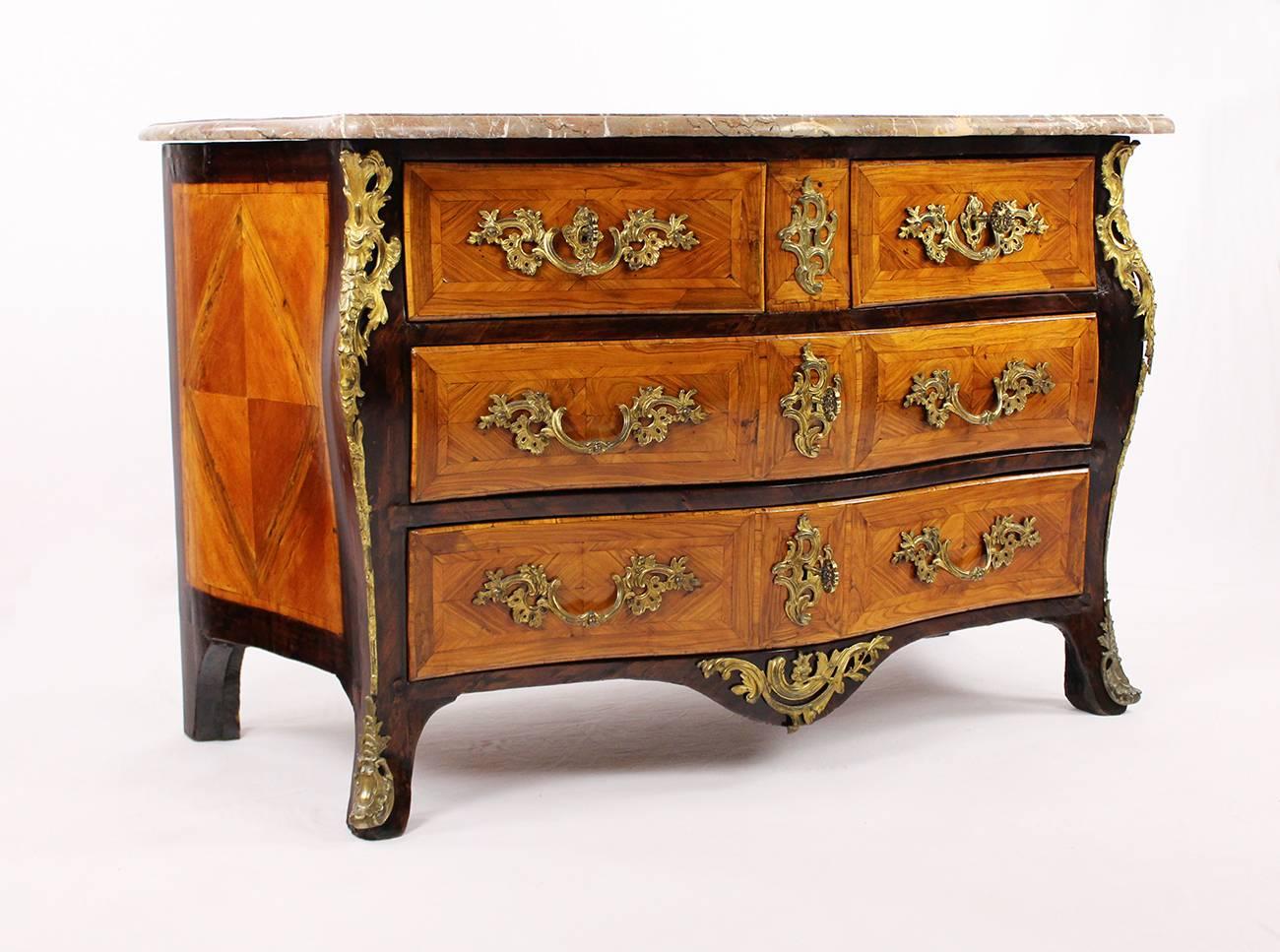 18th Century Late Baroque Period Chest of Drawers Nutwood and Rosewood, Marble im Angebot 4