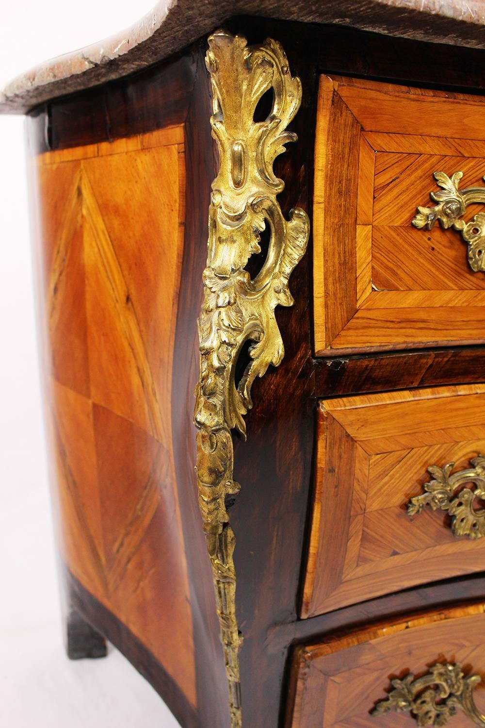 18th Century Late Baroque Period Chest of Drawers Nutwood and Rosewood, Marble (Mitte des 18. Jahrhunderts) im Angebot