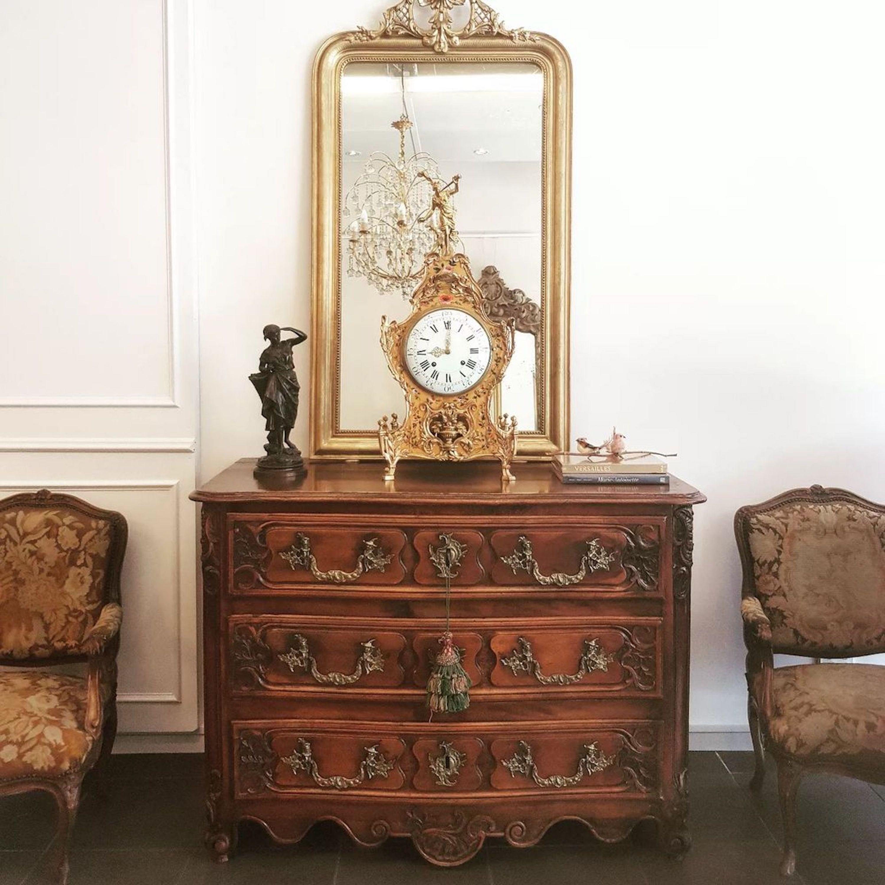 18th Century Late Régence / Early Louis XV Period Commode from Nîmes Provence, France.

Of substance and presence this exceptional chest of drawers has very generous dimensions and is made of solid wood from Walnut. Its original plank walnut top
