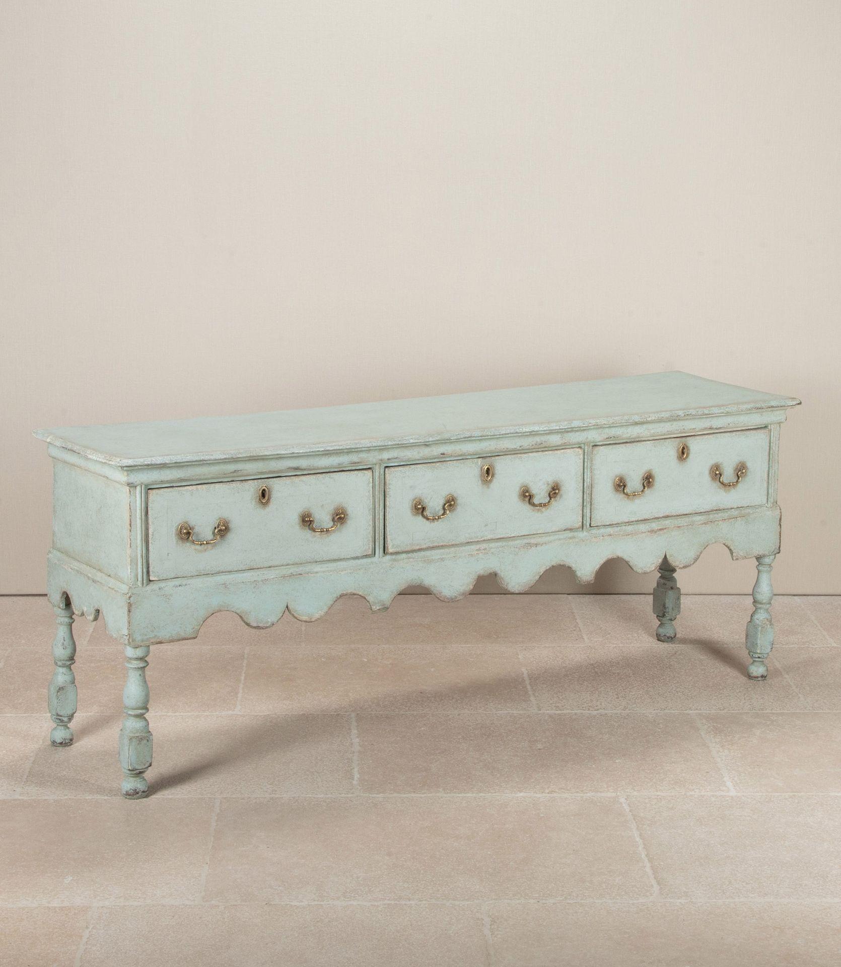 Base de commode en chêne peinte au XVIIIe siècle. Elle repose sur des pieds tournés et comporte trois tiroirs. Avec restauration. Circa 1760.