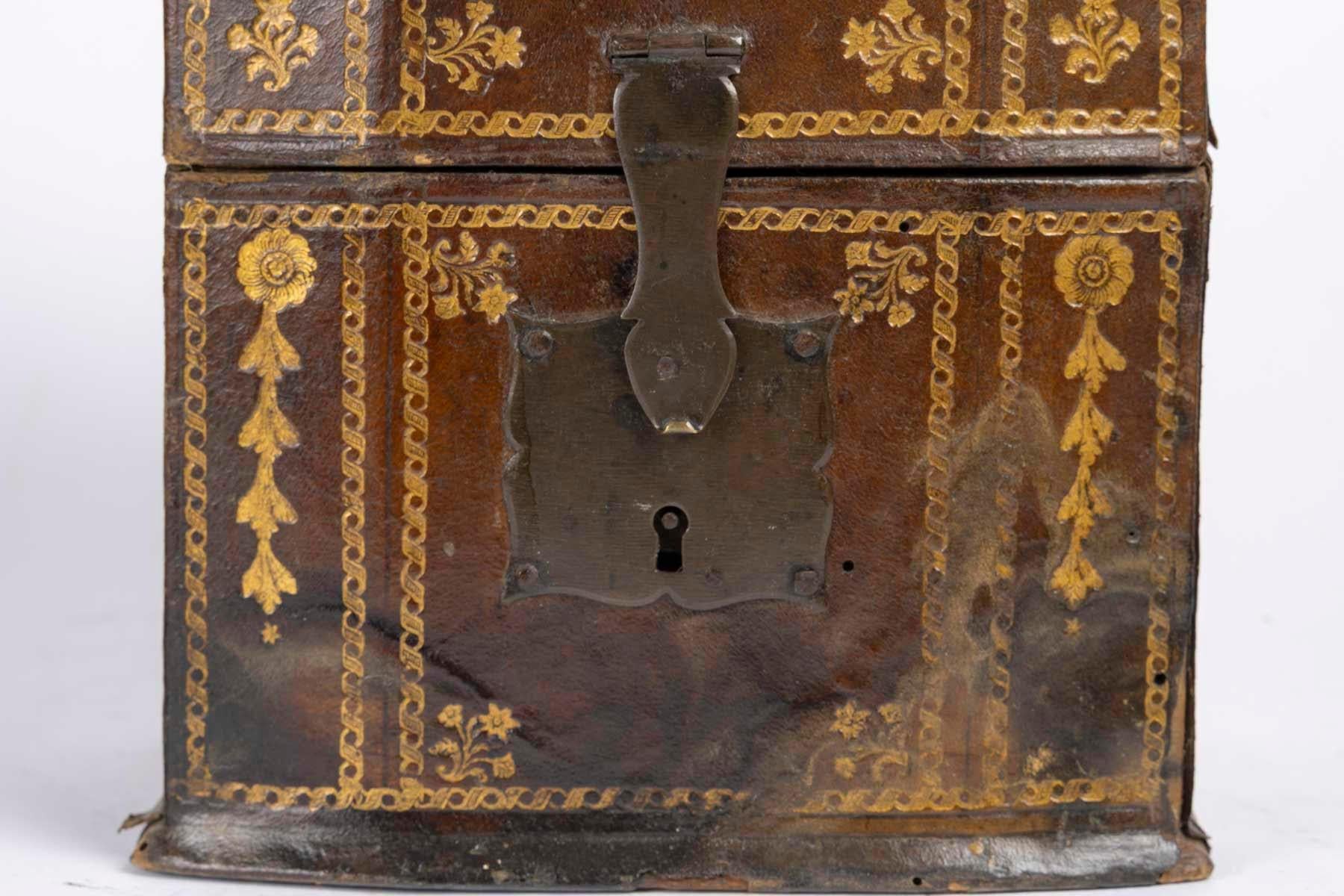 Ein mit Leder bezogener Holzbriefkasten aus dem 18. Jahrhundert aus der Zeit Ludwigs XVI.

H: 22cm, B: 18cm, T: 13cm
Bitte kontaktieren Sie uns vor der Bestellung, um die Verfügbarkeit zu bestätigen.