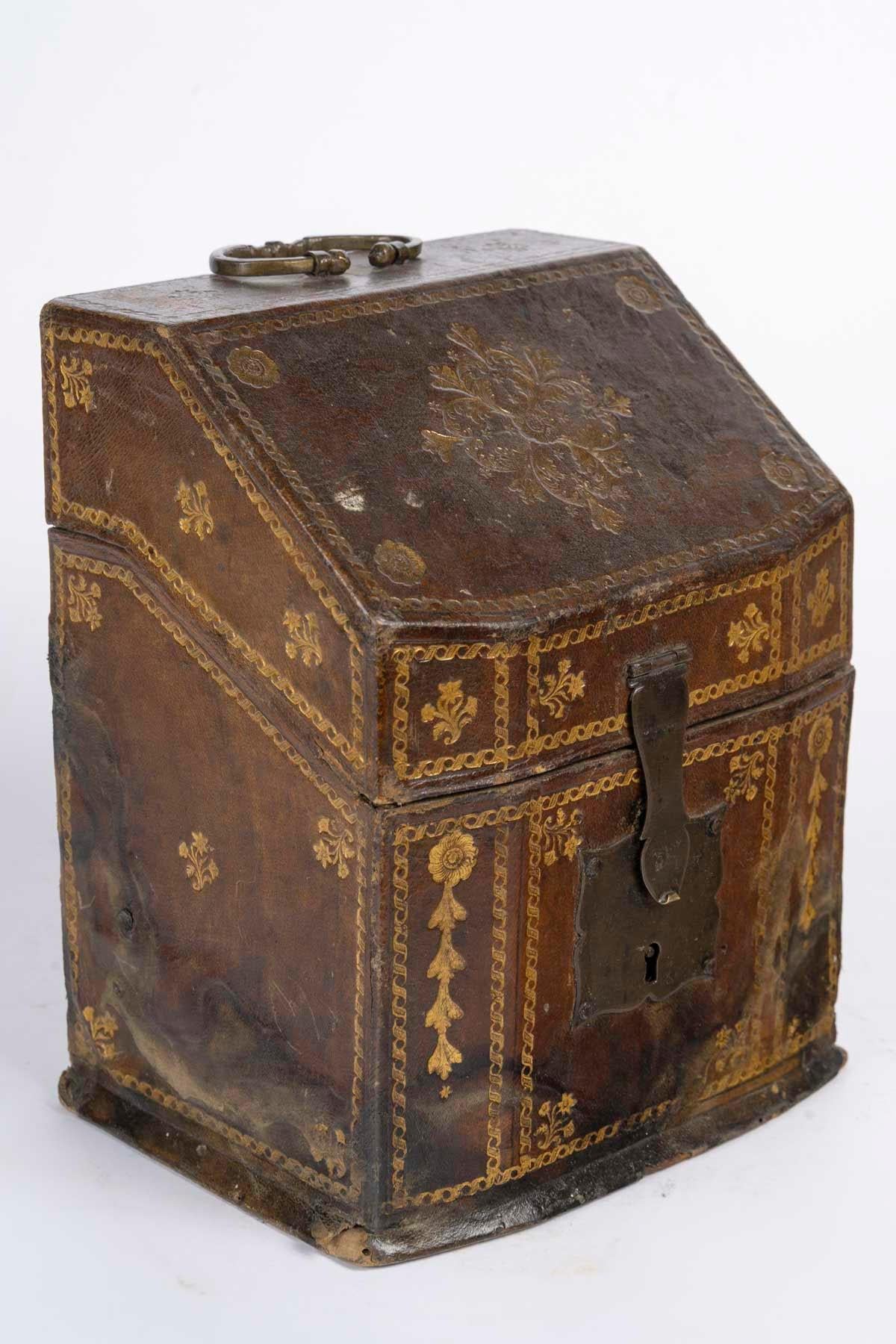 Holzbriefkasten mit Lederüberzug aus dem 18. (Louis XVI.) im Angebot