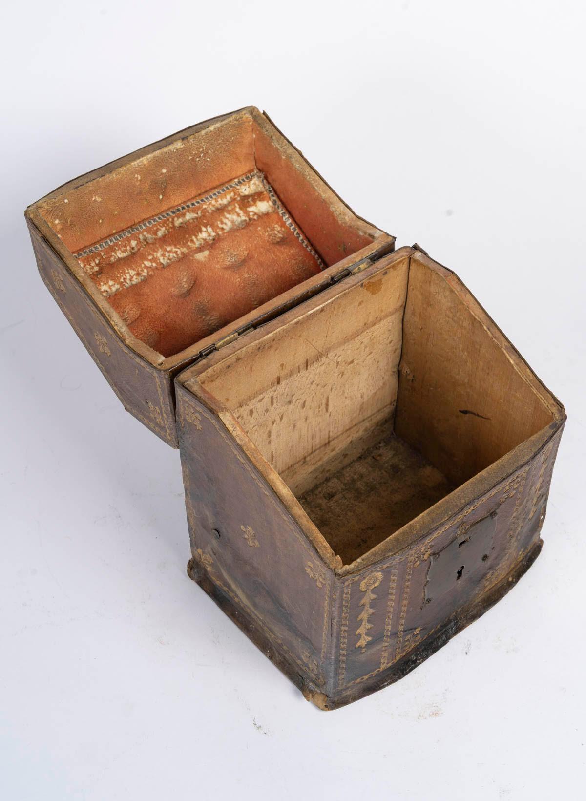 Holzbriefkasten mit Lederüberzug aus dem 18. im Zustand „Gut“ im Angebot in Saint-Ouen, FR