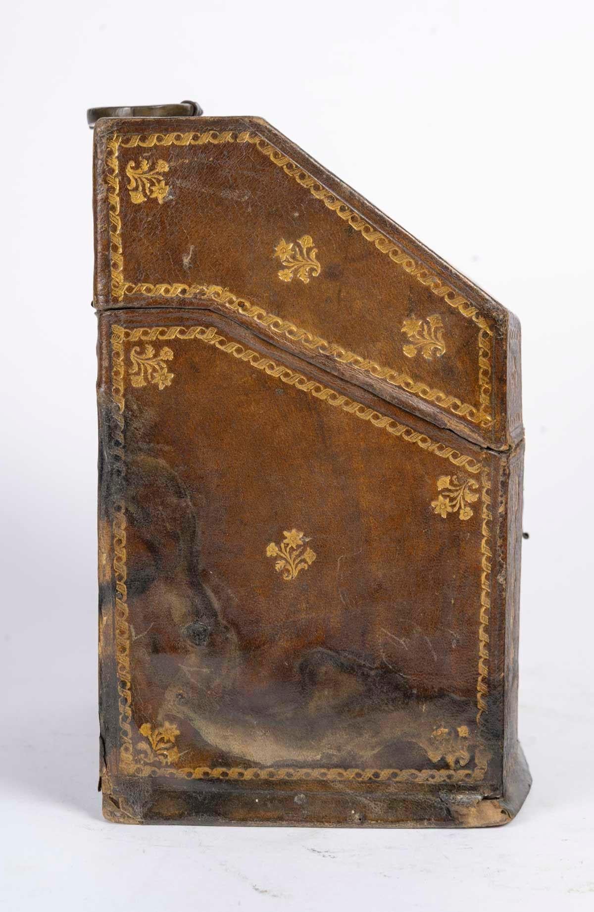 Holzbriefkasten mit Lederüberzug aus dem 18. (18. Jahrhundert und früher) im Angebot