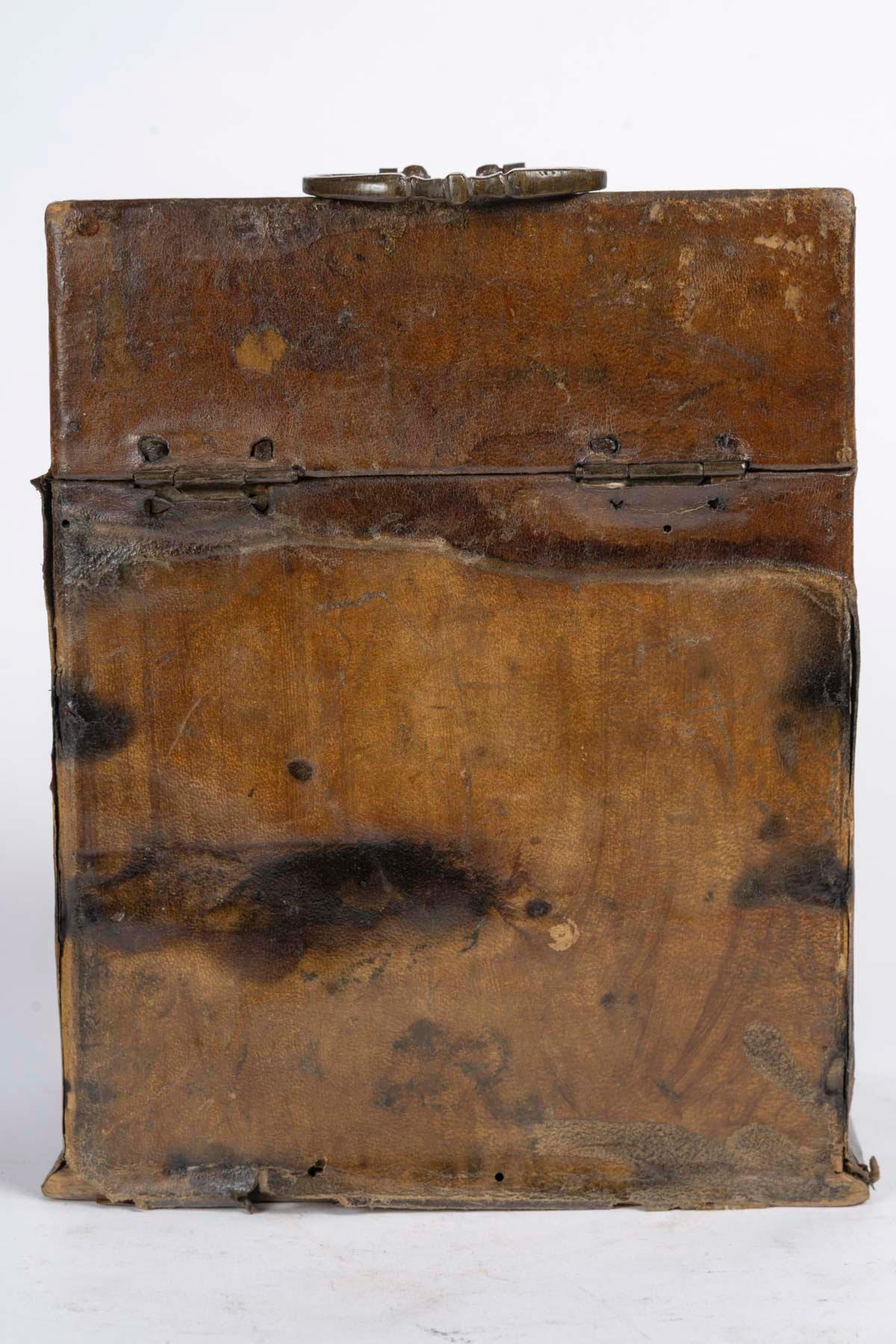 Holzbriefkasten mit Lederüberzug aus dem 18. im Angebot 1