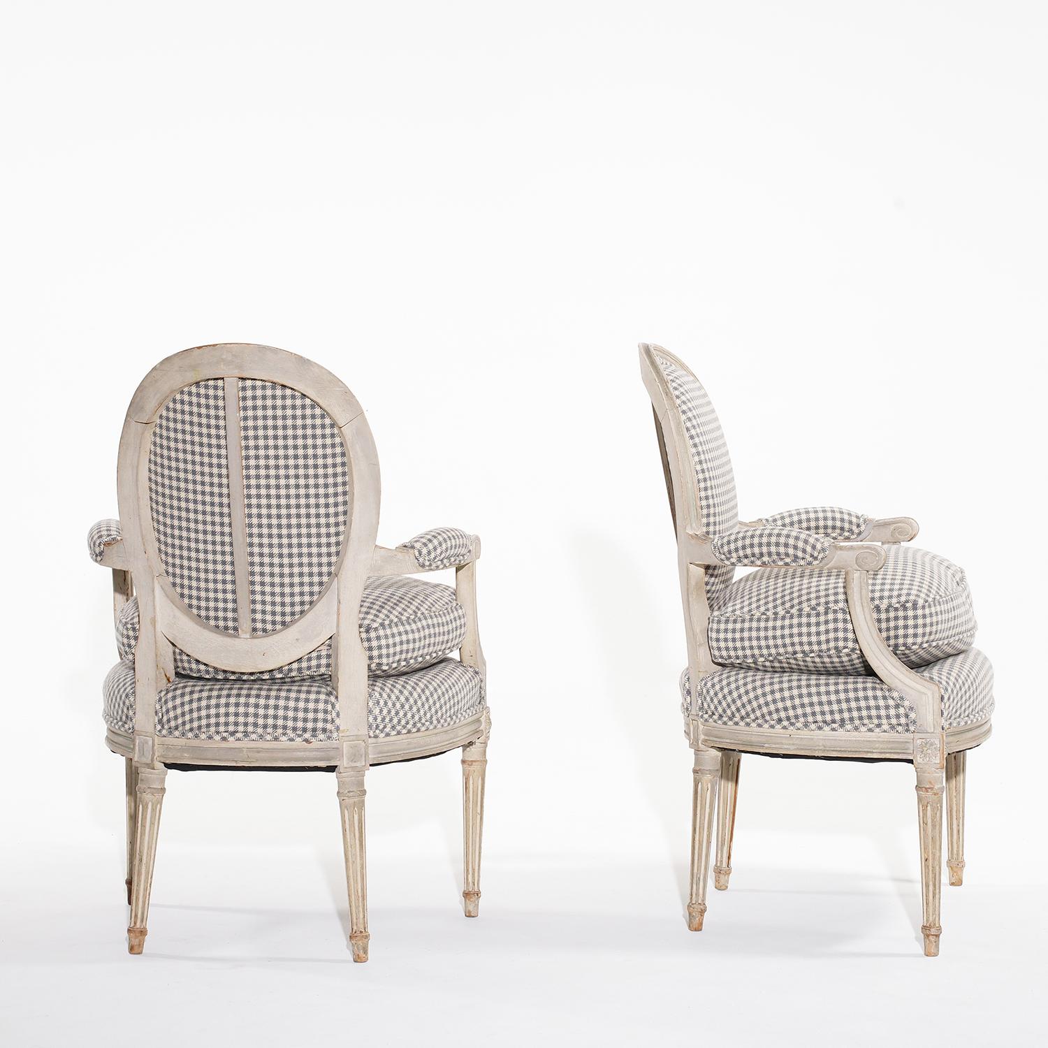 Hand-Painted 18th Century Light-Grey Swedish Gustavian Pair of Antique Pine Armchairs For Sale