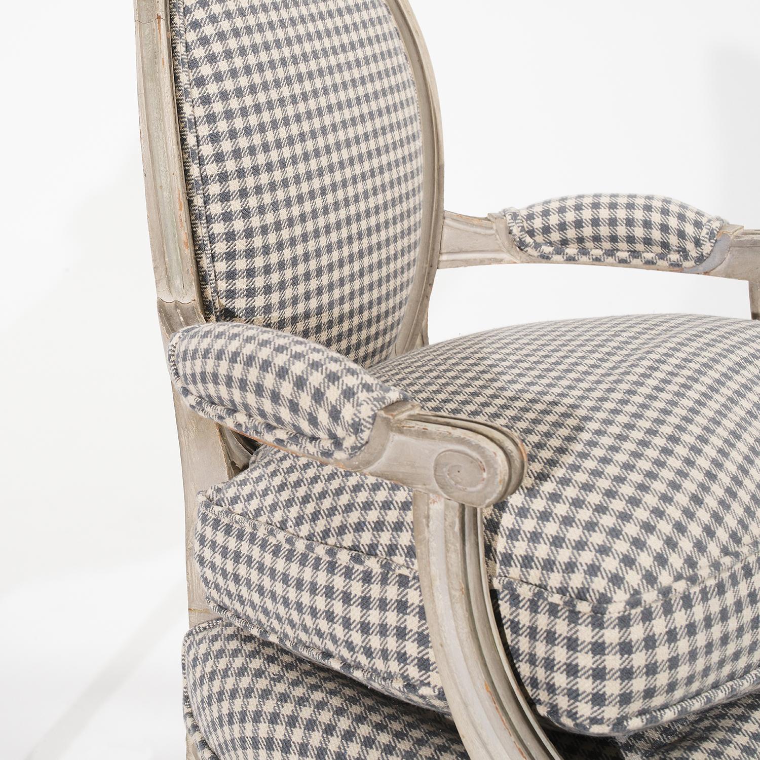 Suédois Paire de fauteuils gustaviens suédois anciens en pin gris clair du 18ème siècle en vente