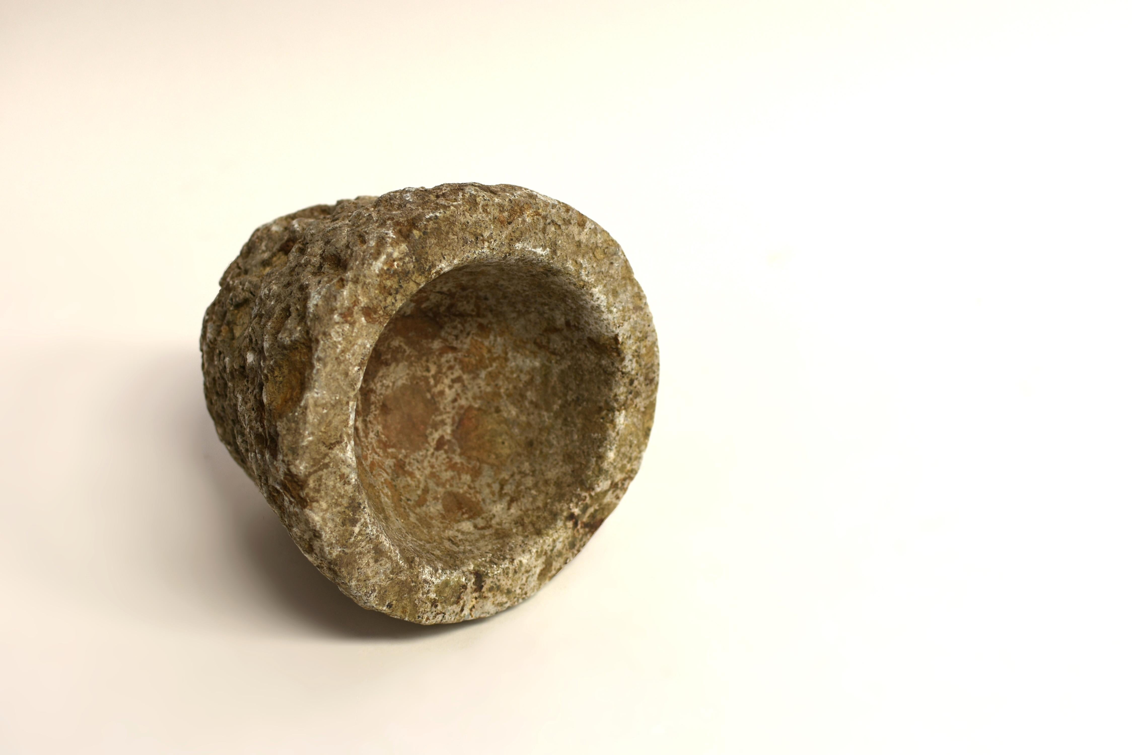 Kalksteinschale-Mortar-Pflanzgefäß aus dem 18. Jahrhundert, 7 lbs im Angebot 5