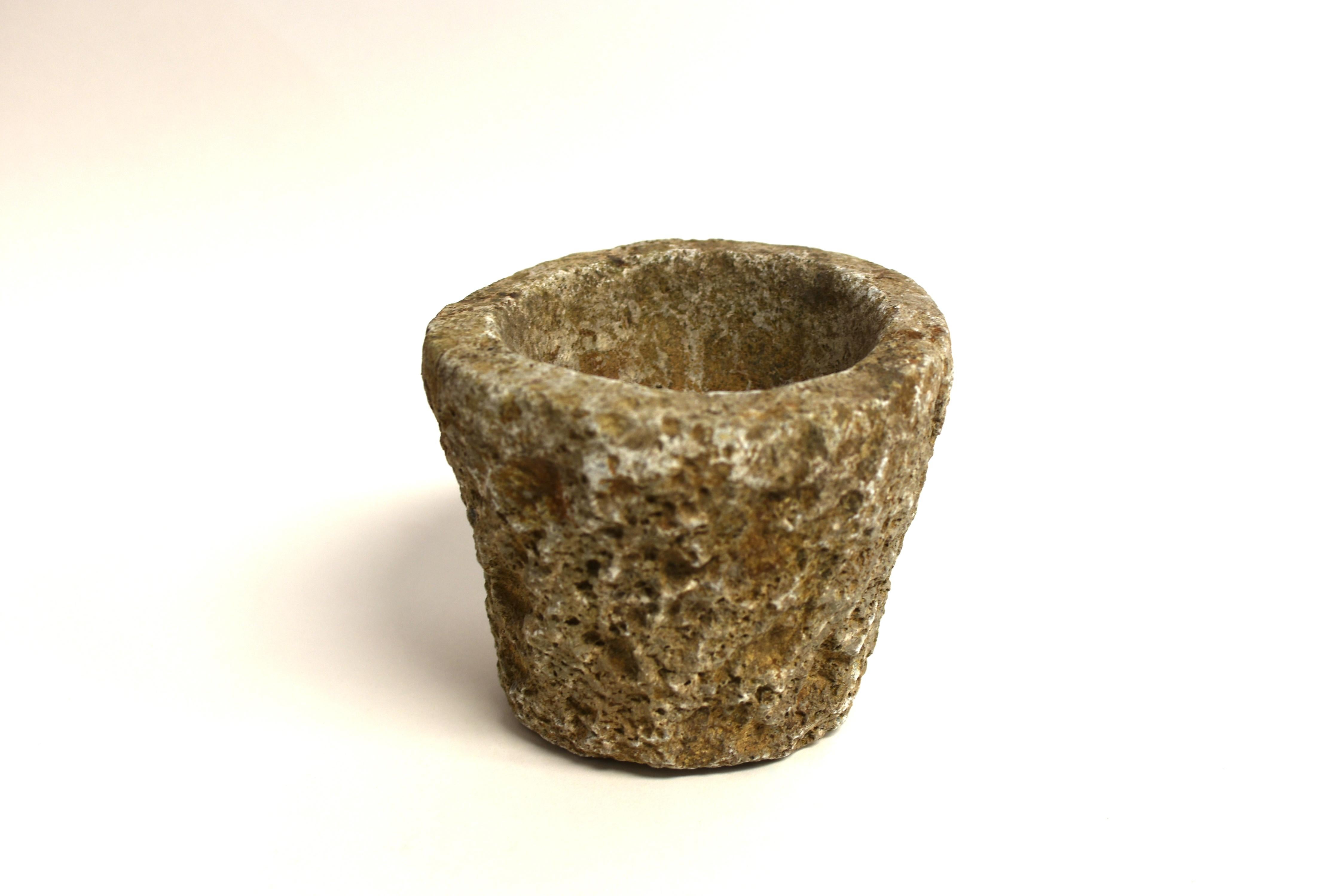 Aus Nordchina stammt ein Stück von großem Altertum. Die Schale aus Kalkstein aus dem 18. Jahrhundert, von Hand geschnitten und geschnitzt, hat eine konische Form und einen runden Sockel. Aus weißgrauem Stein mit natürlicher Patina. Schüssel wiegt 7