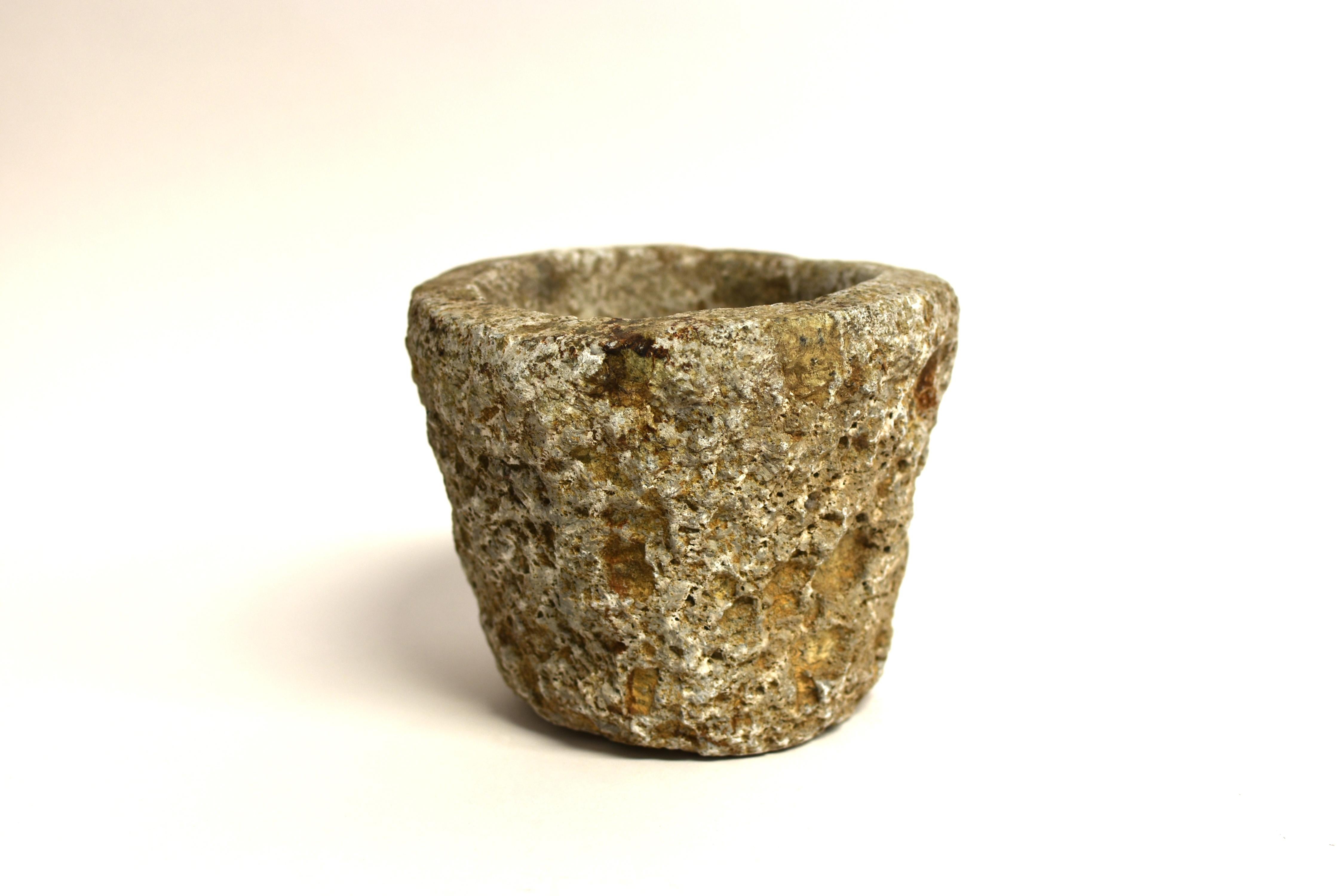 Kalksteinschale-Mortar-Pflanzgefäß aus dem 18. Jahrhundert, 7 lbs (Handgeschnitzt) im Angebot