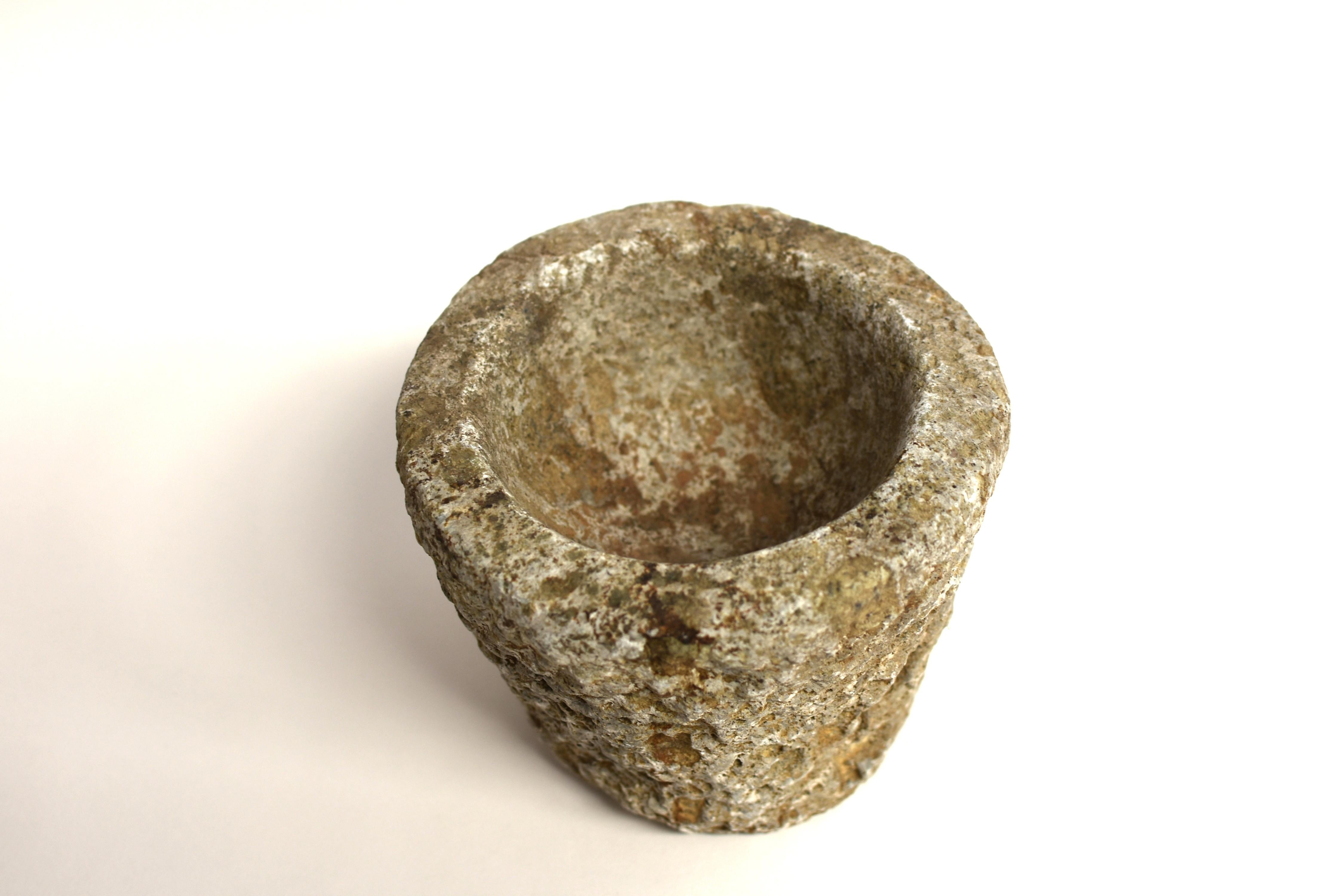 Kalksteinschale-Mortar-Pflanzgefäß aus dem 18. Jahrhundert, 7 lbs im Zustand „Gut“ im Angebot in Somis, CA