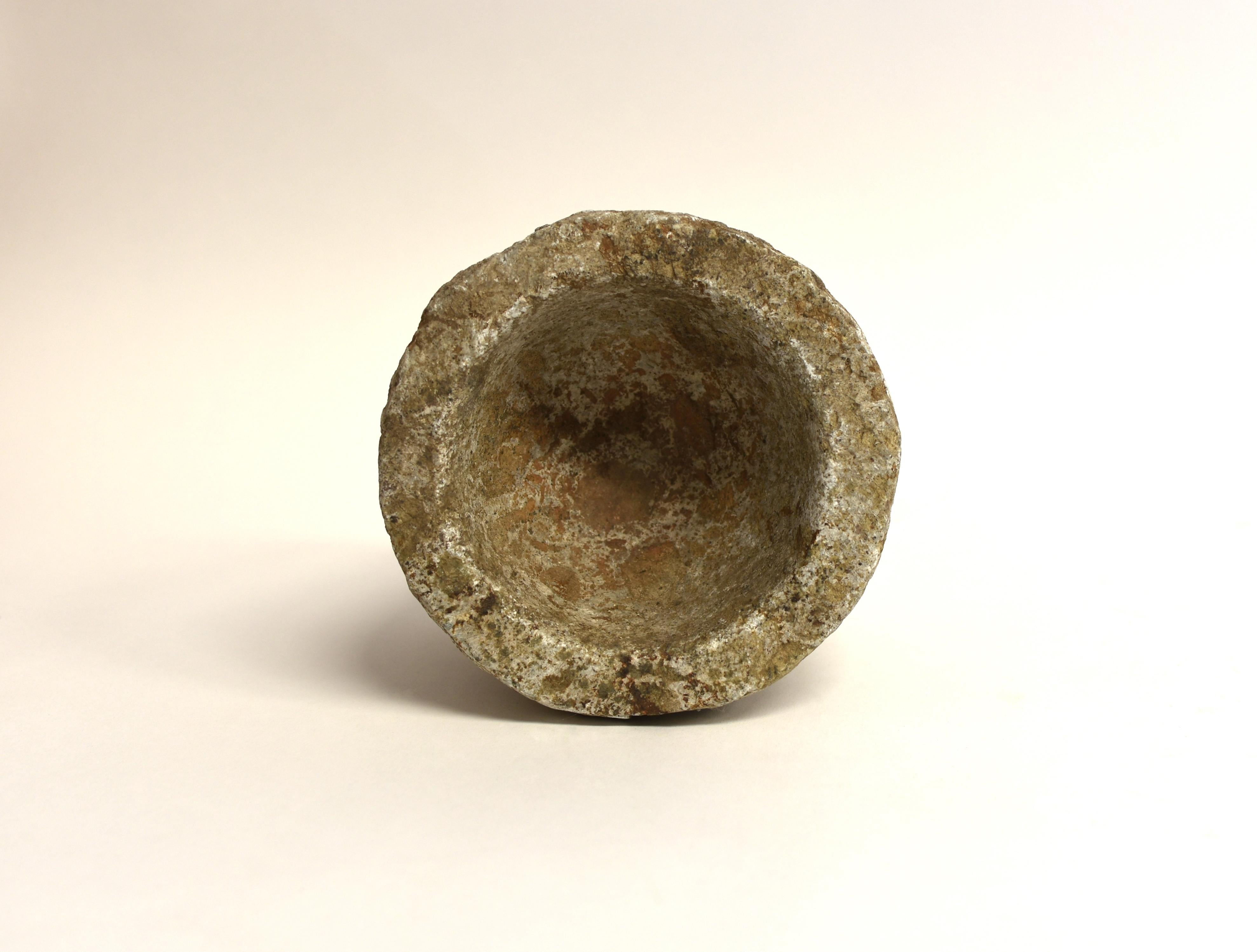 Kalksteinschale-Mortar-Pflanzgefäß aus dem 18. Jahrhundert, 7 lbs (18. Jahrhundert und früher) im Angebot