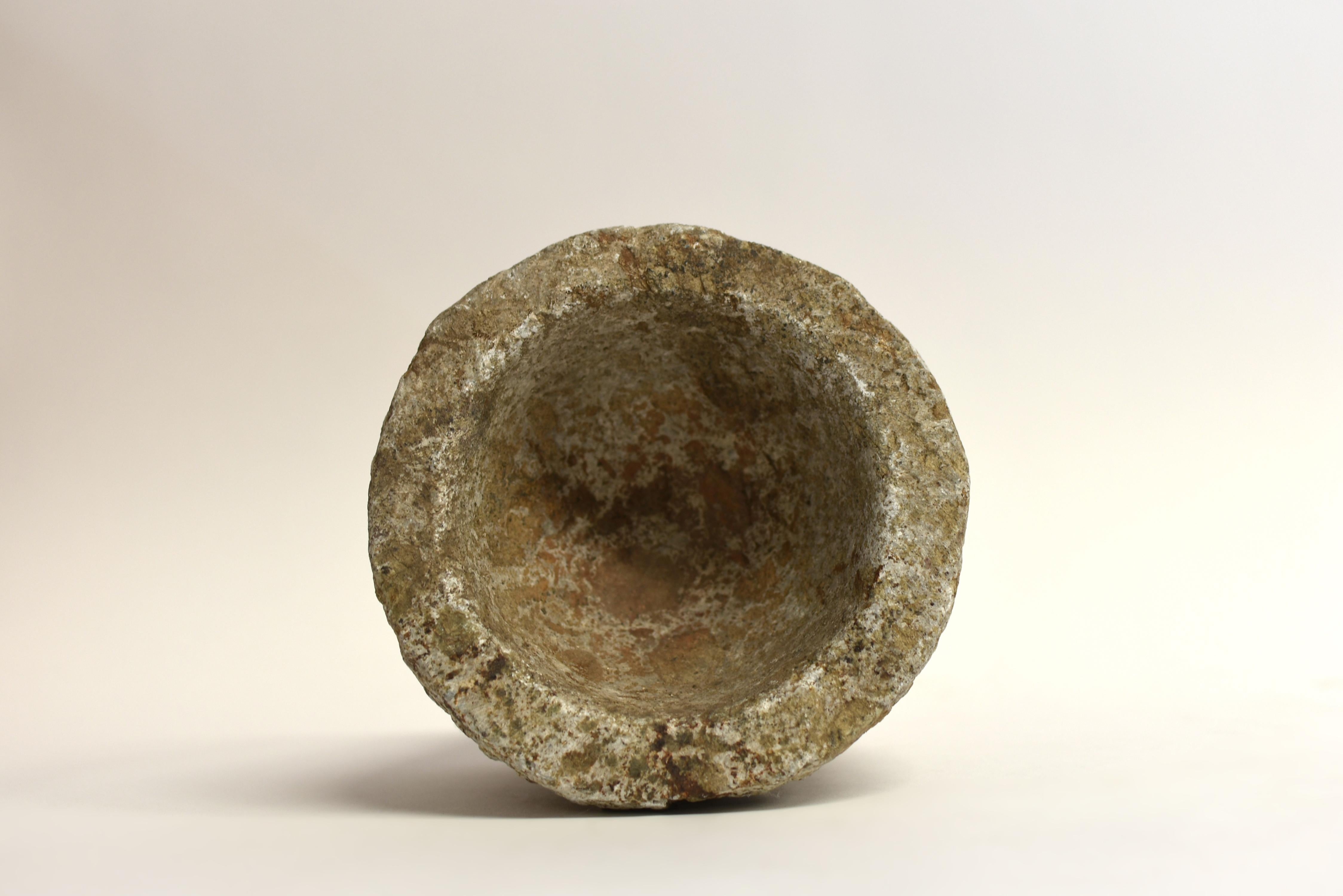 Kalksteinschale-Mortar-Pflanzgefäß aus dem 18. Jahrhundert, 7 lbs im Angebot 1