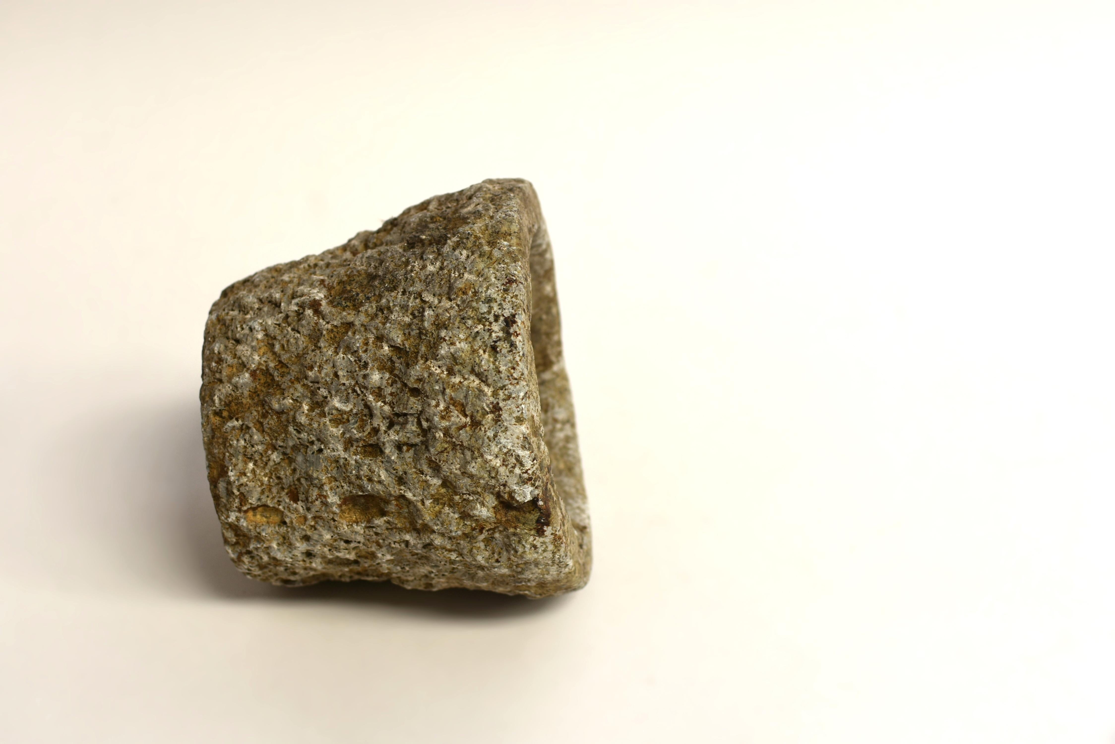Kalksteinschale-Mortar-Pflanzgefäß aus dem 18. Jahrhundert, 7 lbs im Angebot 2