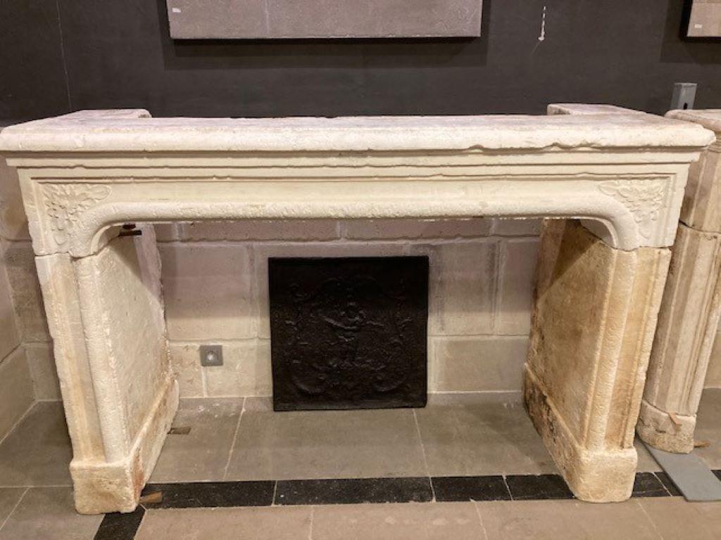 Beautiful limestone fireplace mantel, dating from the 18th century.
Inside dimensions : 136cm wide & 91cm high