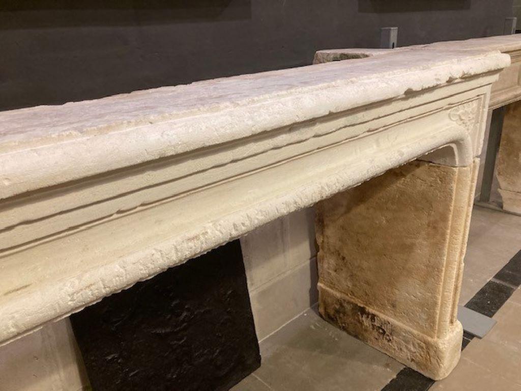 18th Century Limestone Fireplace In Good Condition In Zedelgem, BE