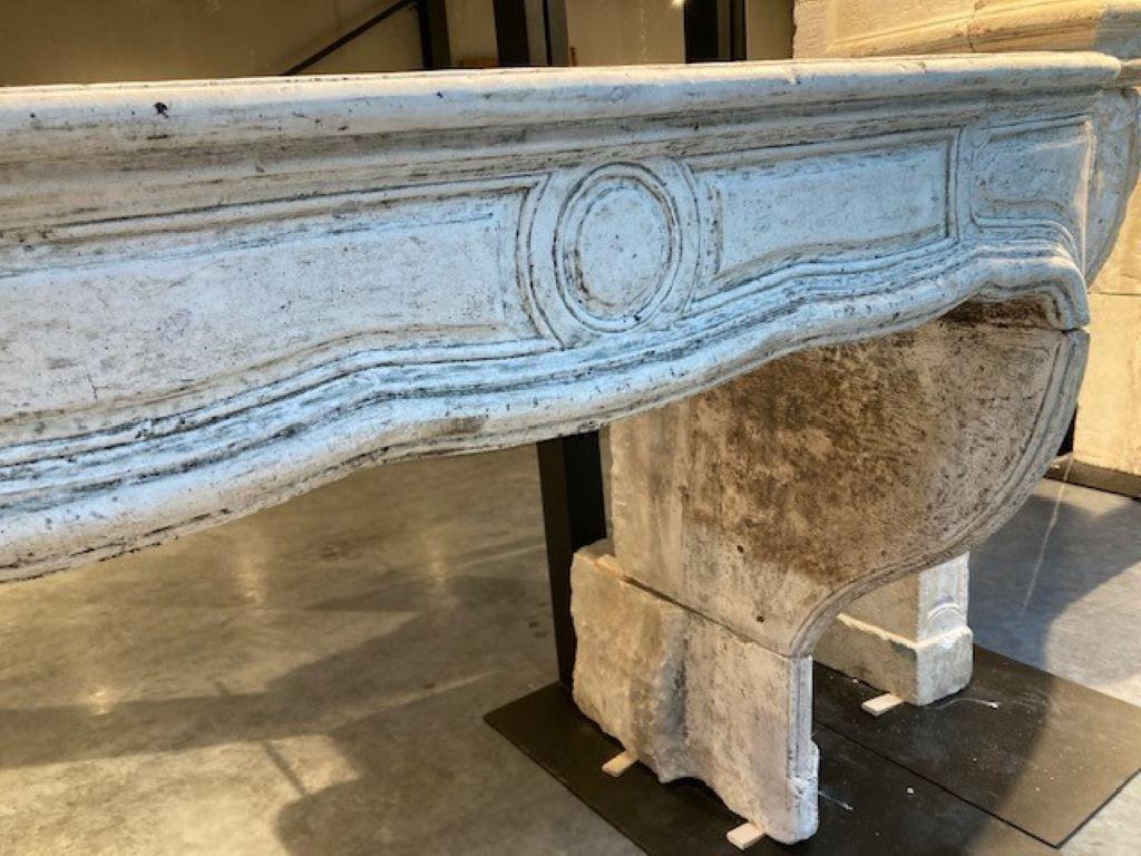 18th Century Limestone Fireplace Mantel In Good Condition For Sale In Zedelgem, BE