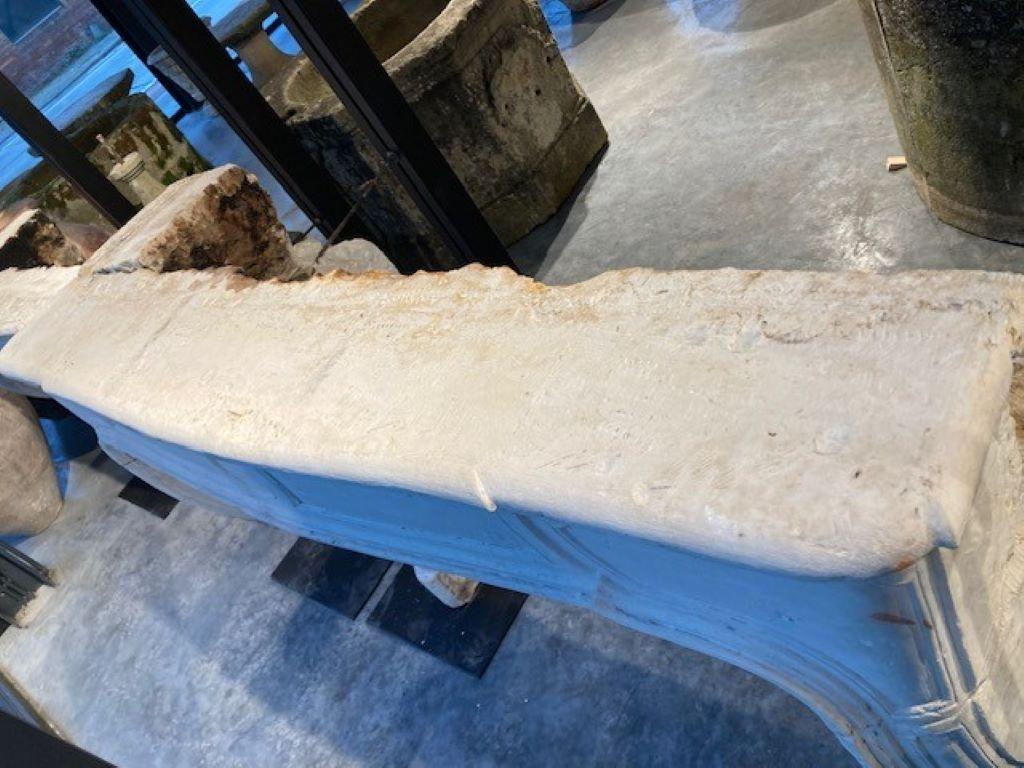 18th Century Limestone Fireplace Mantel In Good Condition For Sale In Zedelgem, BE
