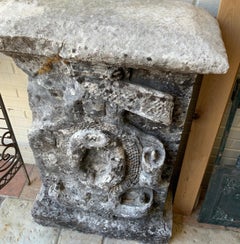 Columne médiévale en pierre calcaire du XVIIIe siècle