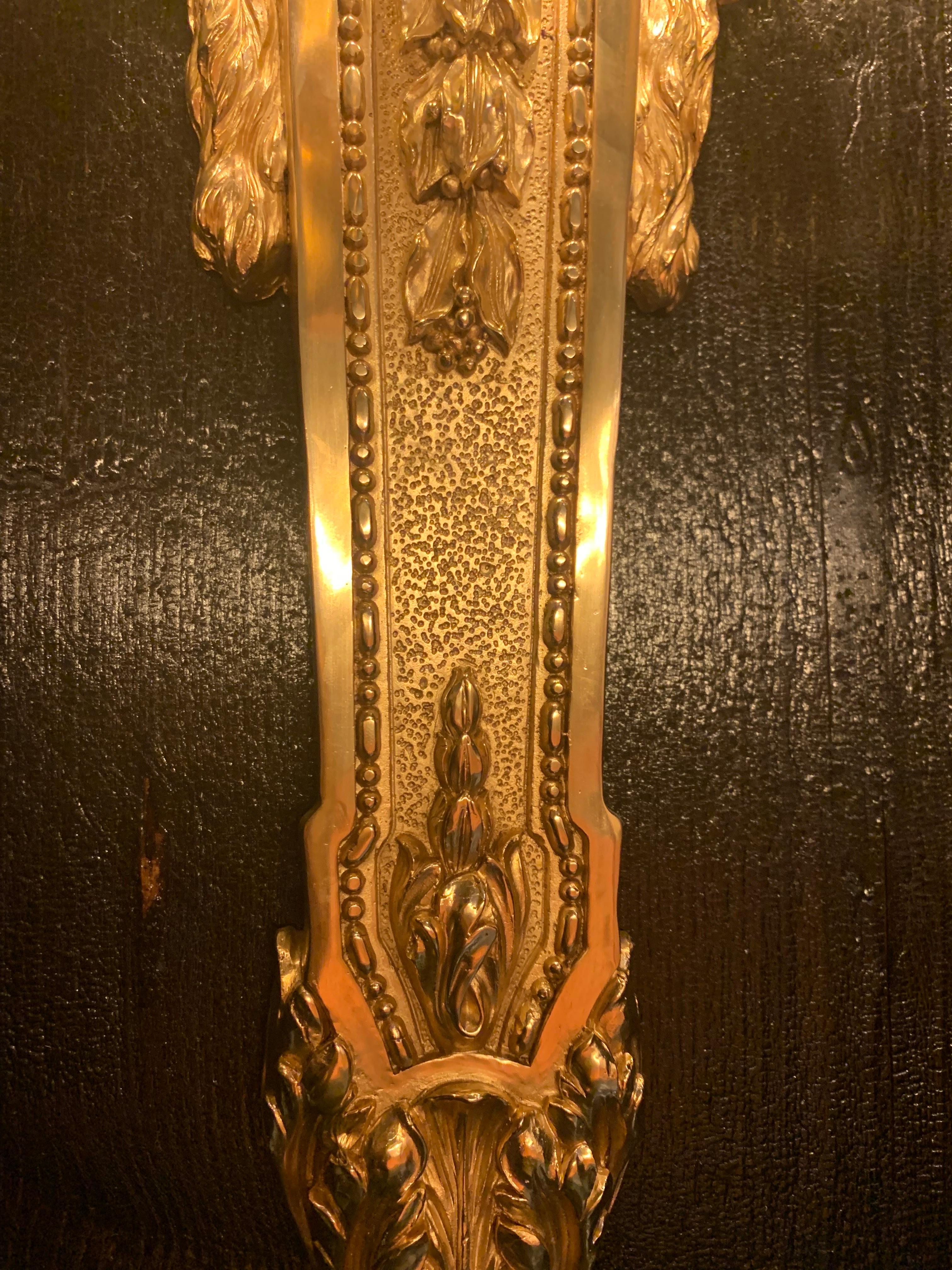 Löwenkopf-Wandleuchte mit 3 Lights aus vergoldeter Bronze aus dem 18. (Louis XV.) im Angebot