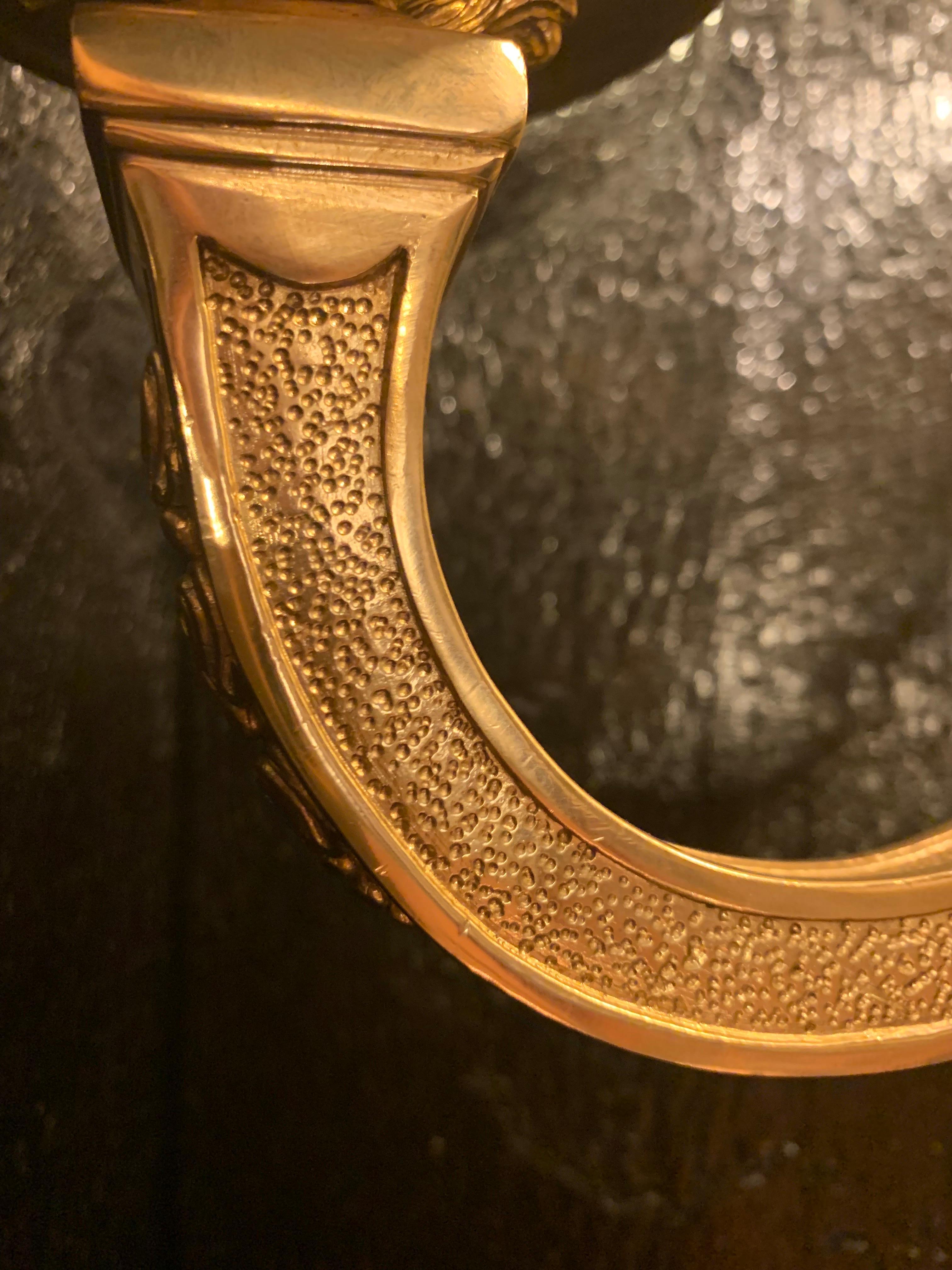 Applique à tête de lion du XVIIIe siècle avec 3 Lights en bronze doré Excellent état - En vente à SAINT-OUEN-SUR-SEINE, FR