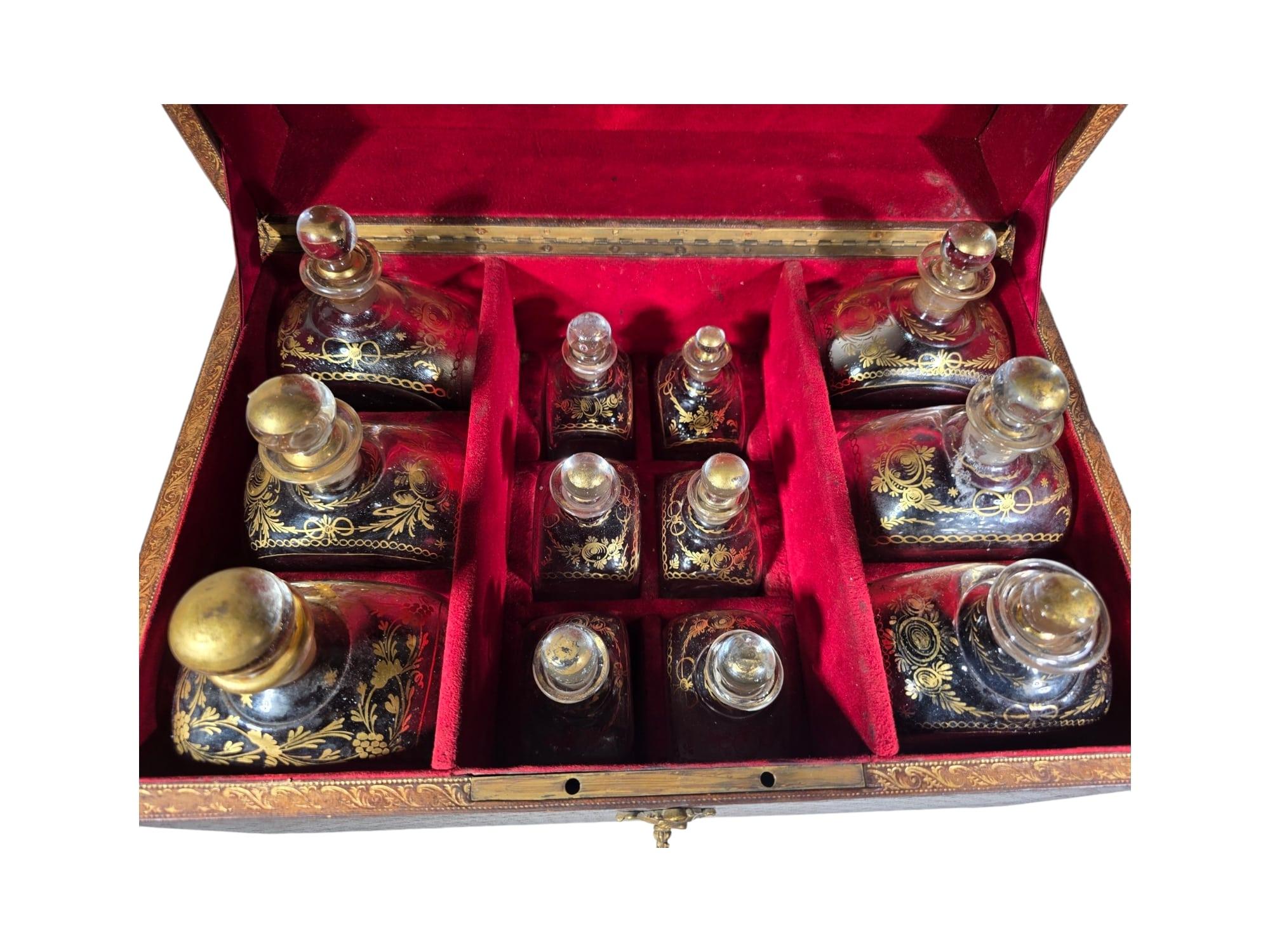 Coffre à liqueurs du 18e siècle avec verrerie en vente 6