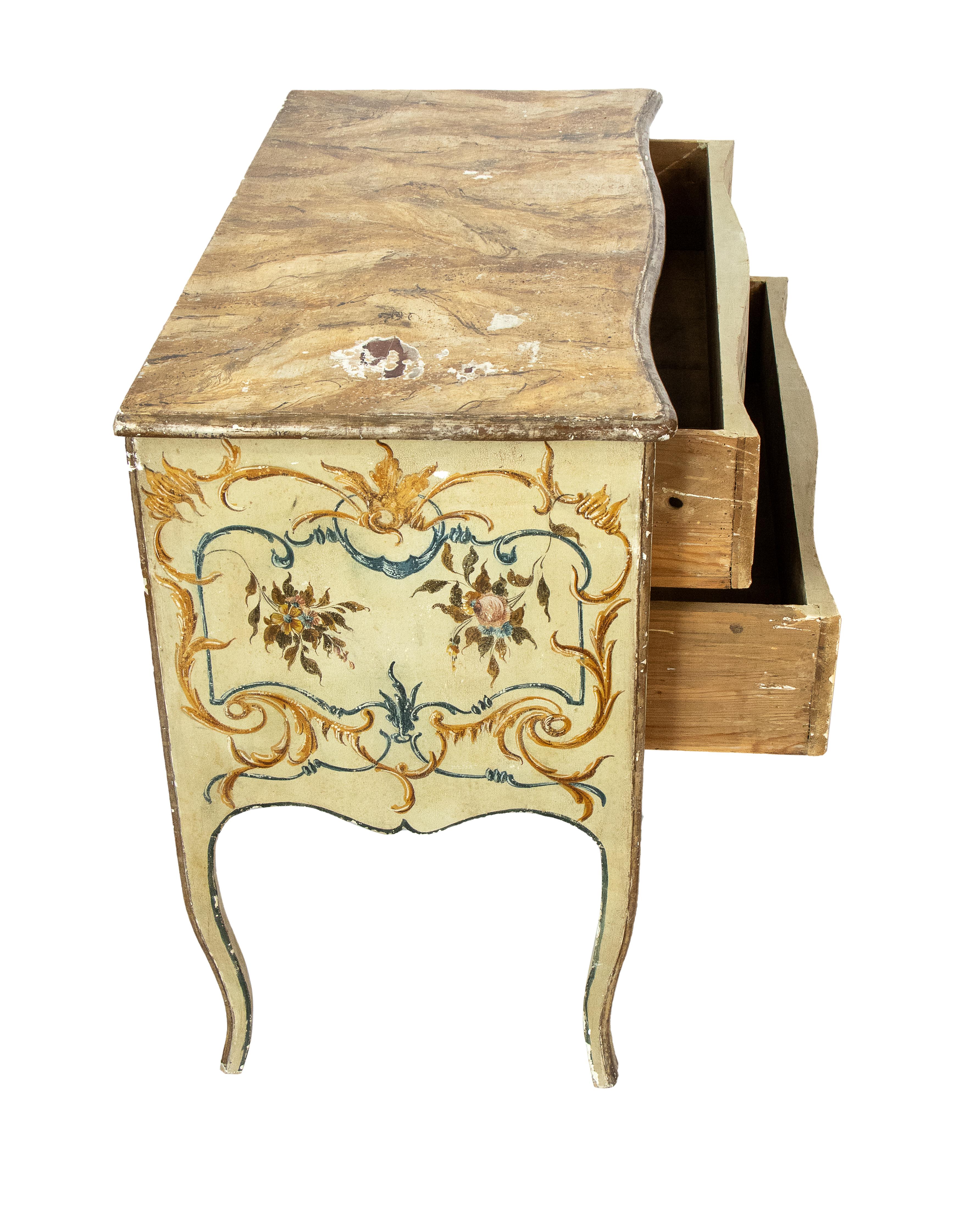 18th Century Lombard Venetian Louis XVI Lacquered Painted Chest of Drawers In Good Condition In Roma, RM