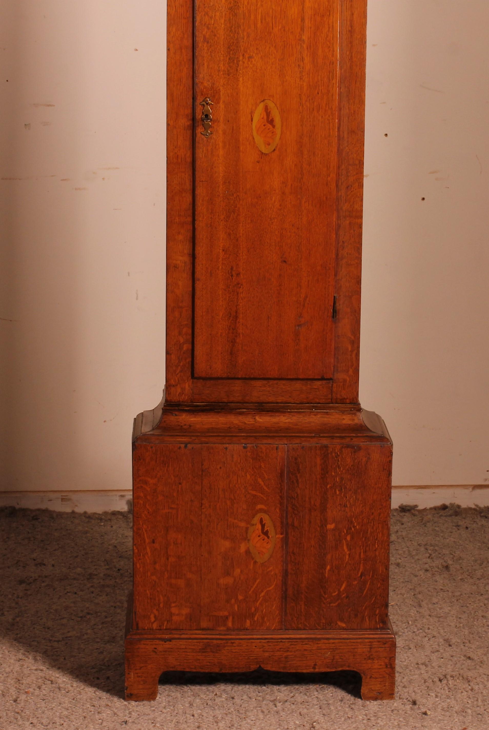 A fine longclock from the end of the 18th century circa 1780 in oak by the watchmaker Charles Robotham of the city of Leicester

Very beautiful English clock

The clock has its original mechanism and its movement which is in working order, but