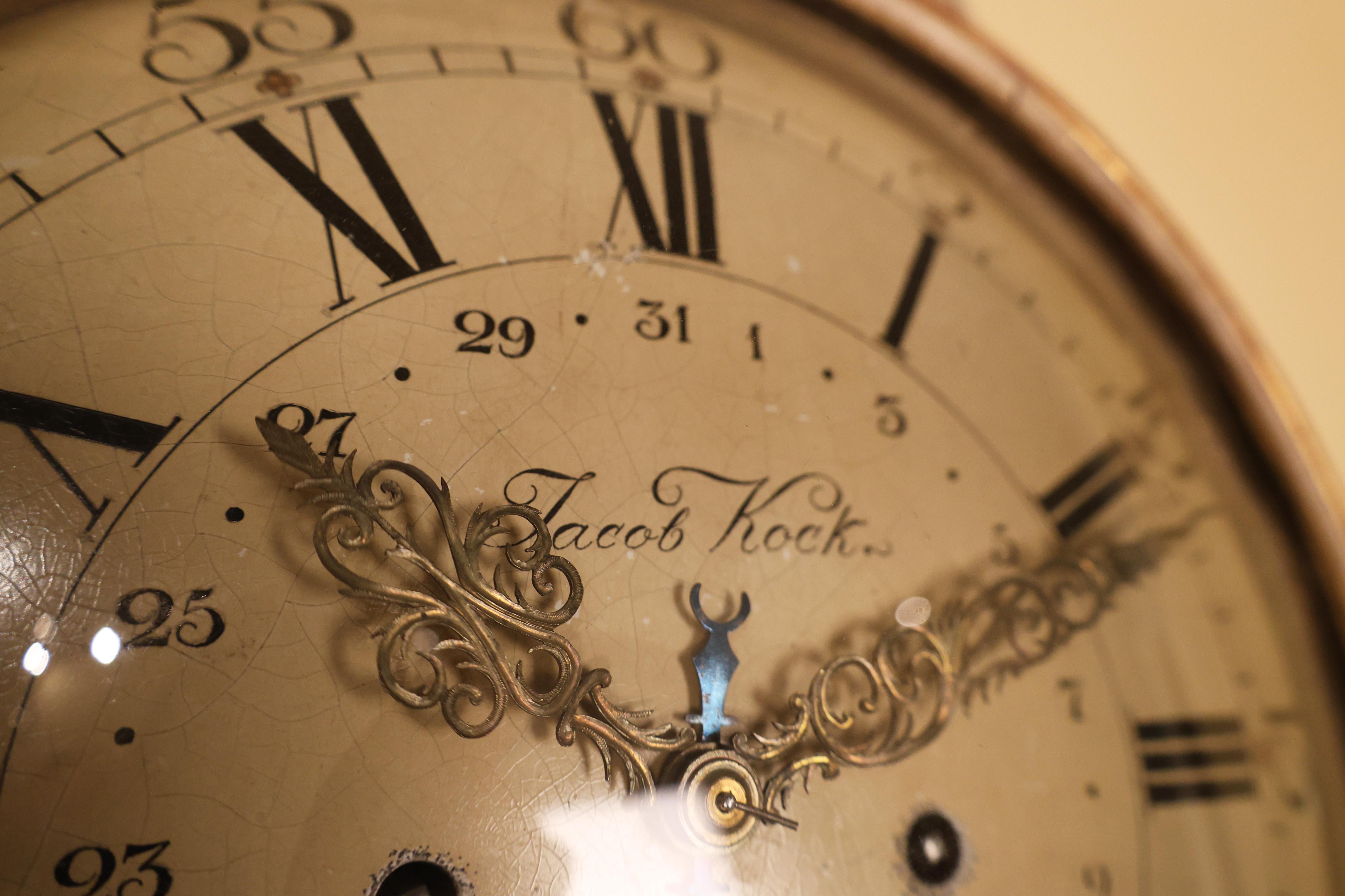 Eine hochwertige Standuhr aus der zweiten Hälfte des 18. Jahrhunderts, die in der Übergangszeit (Rokoko/Gustavianisch) in Stockholm, Schweden, hergestellt wurde. Das Uhrwerk wurde von dem berühmten Stockholmer Uhrmacher Jacob Kocks (tätig 1762-1805)