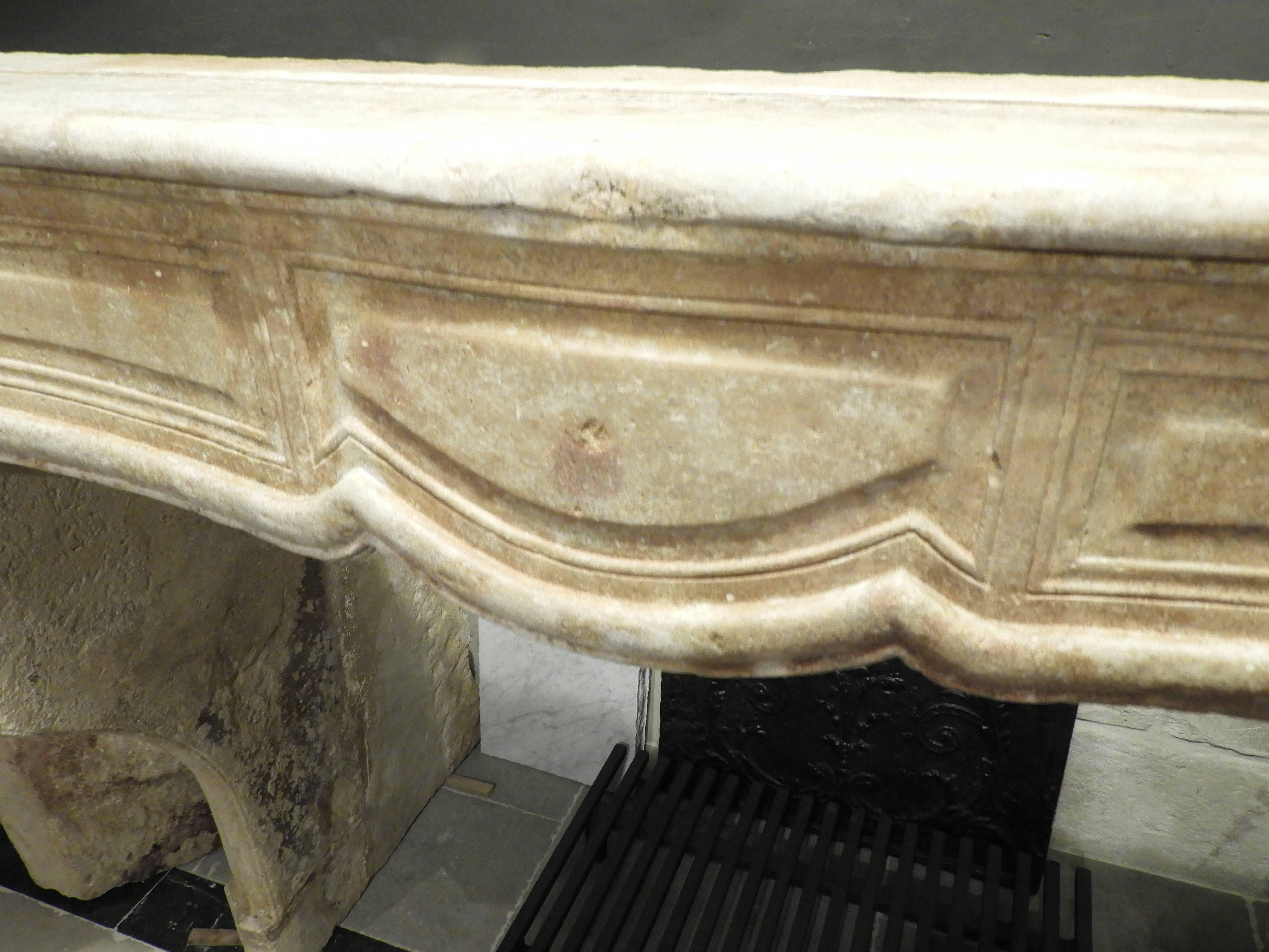 18th Century Louis 15 Fireplace in French Limestone In Excellent Condition For Sale In Zedelgem, BE