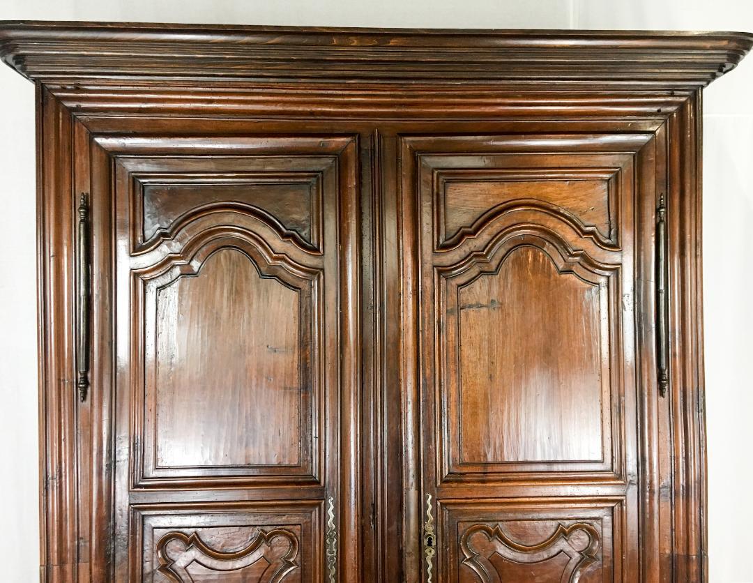 Originaler zweitüriger französischer Schrank aus massivem Nussbaumholz aus dem 18. Dieser traditionelle französische Kleiderschrank hat wunderbare Proportionen. Es handelt sich um einen sehr gut erhaltenen Schrank aus der Region Dole (Jura) Ende des