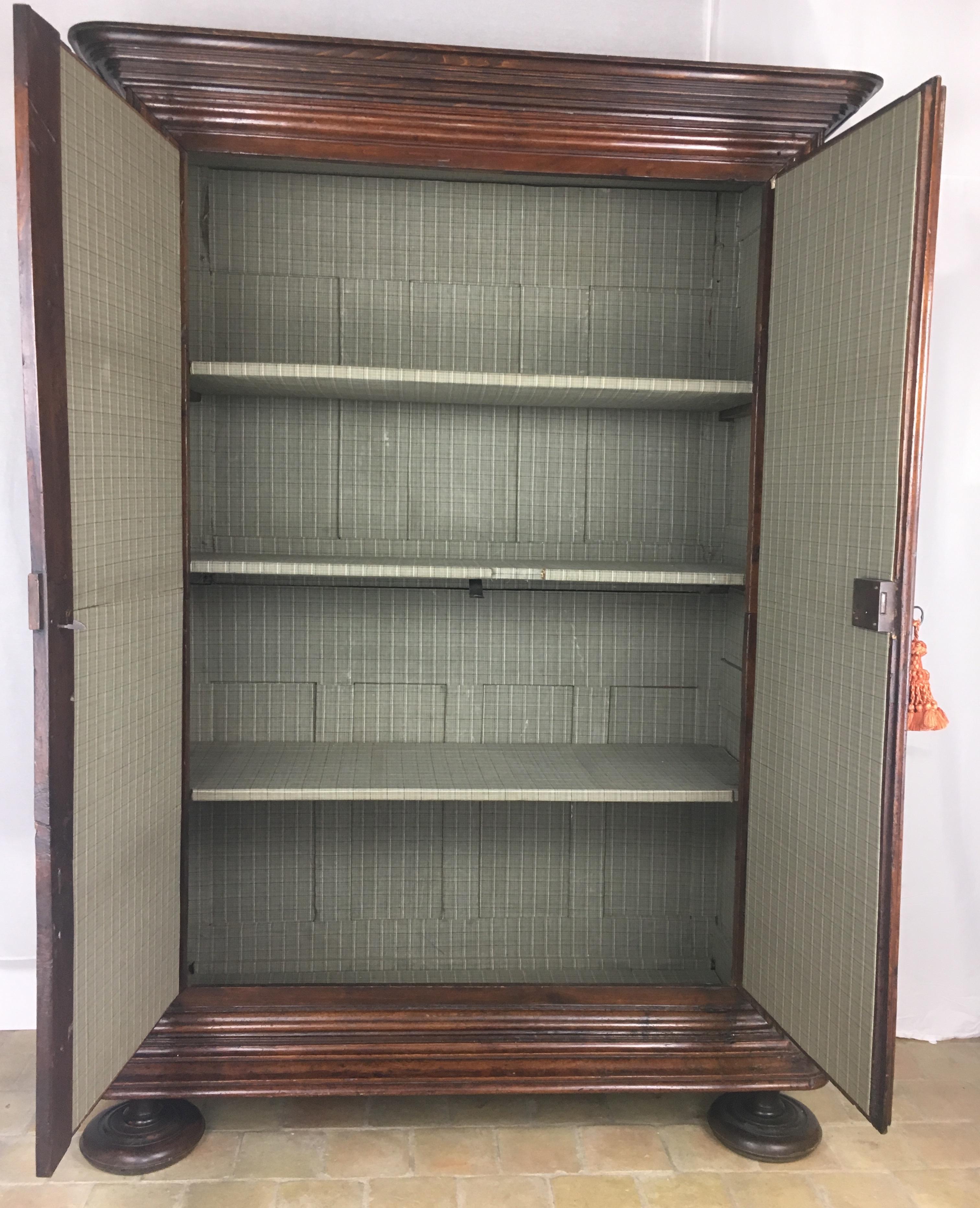 Armoire franaise du XVIIIe sicle en noyer de style Louis XIII Bon état - En vente à Miami, FL