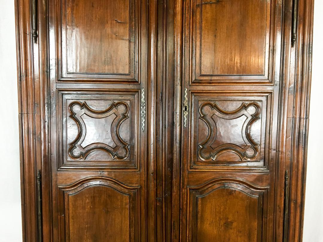 Noyer Armoire franaise du XVIIIe sicle en noyer de style Louis XIII en vente