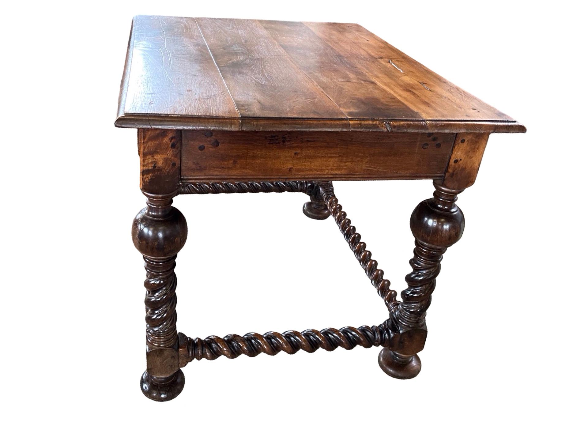 Mesa central francesa de nogal Luis XIII del siglo XVIII en venta 4