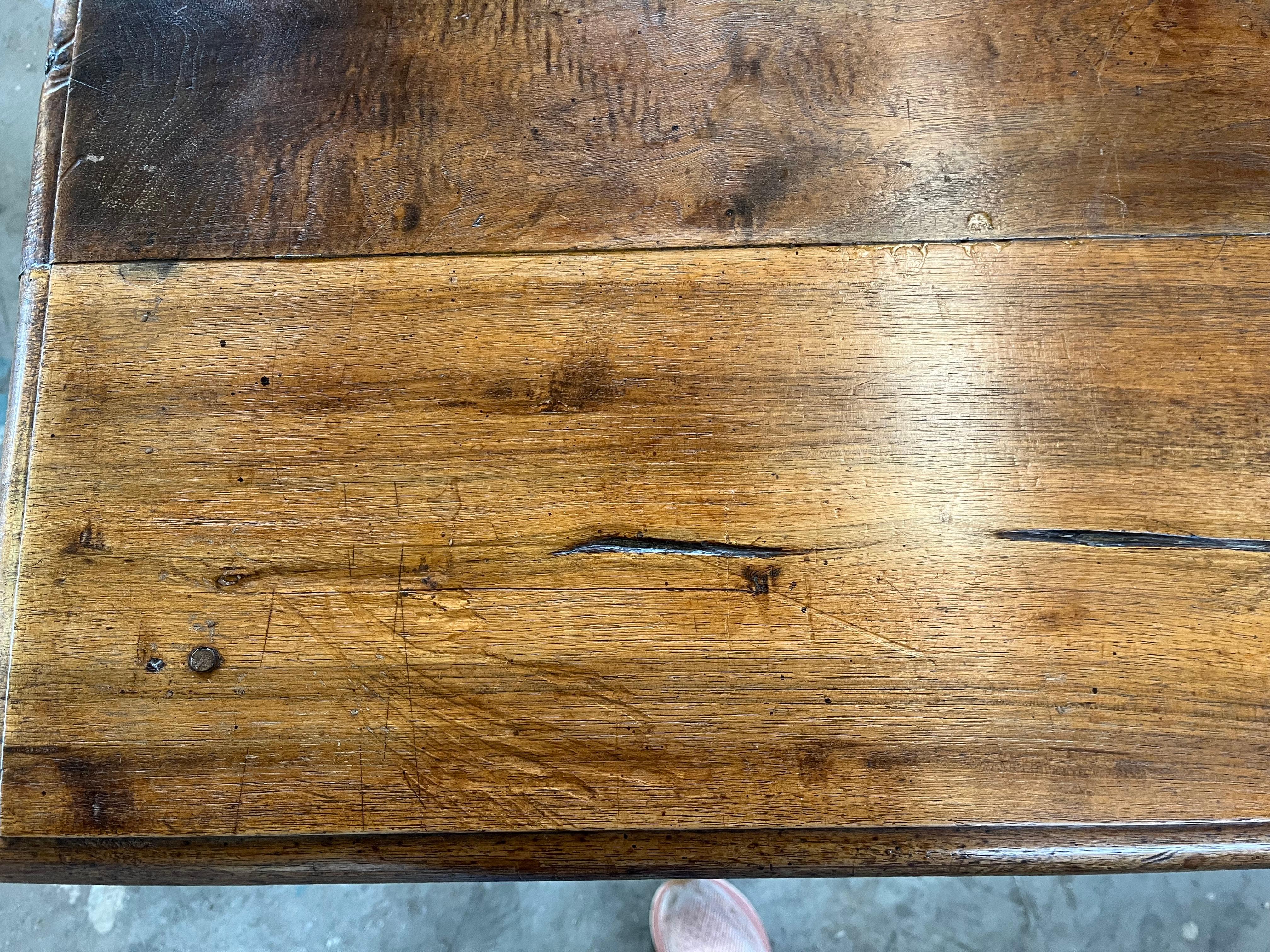 Mesa central francesa de nogal Luis XIII del siglo XVIII en venta 5