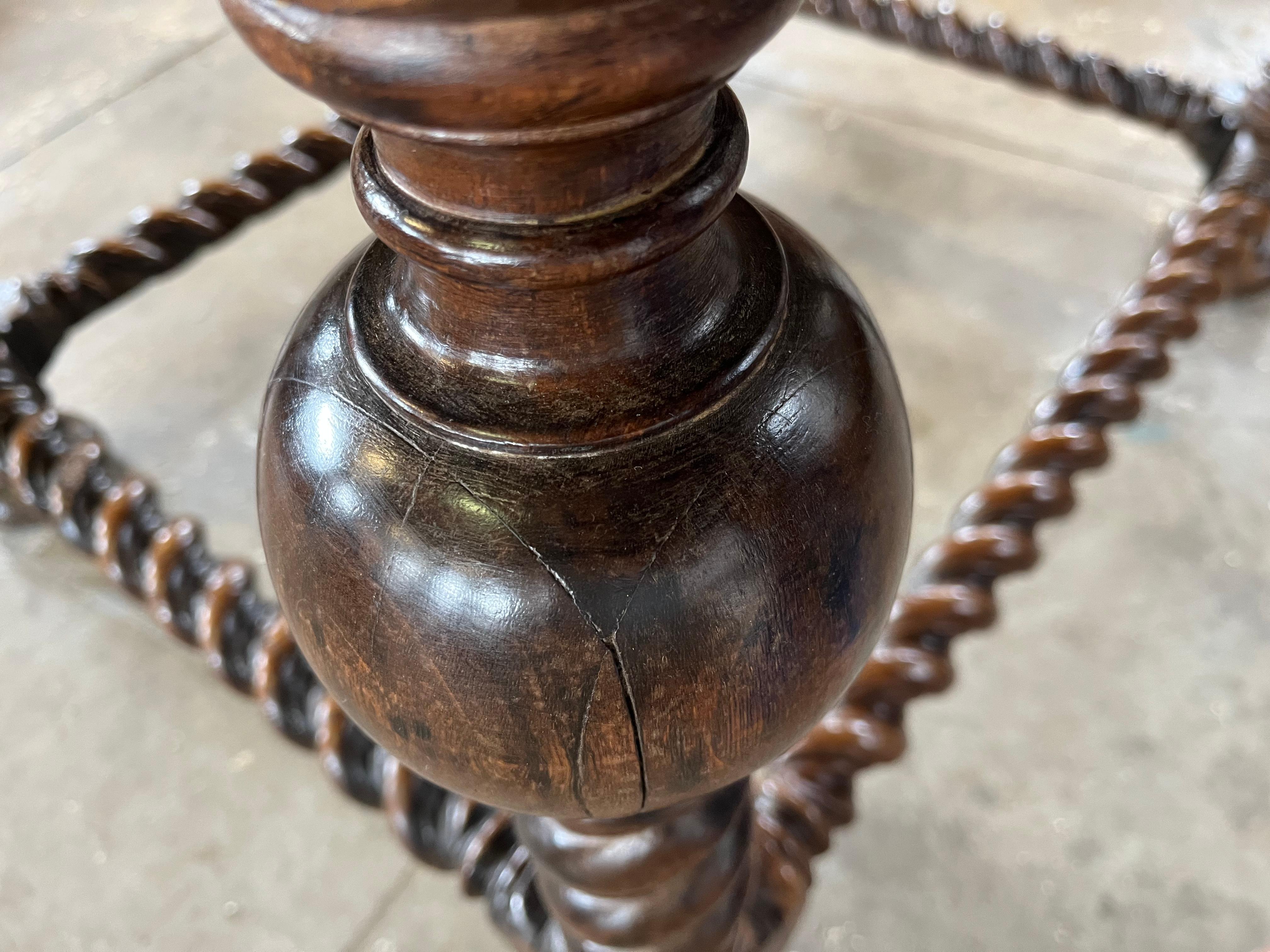Mesa central francesa de nogal Luis XIII del siglo XVIII en venta 6