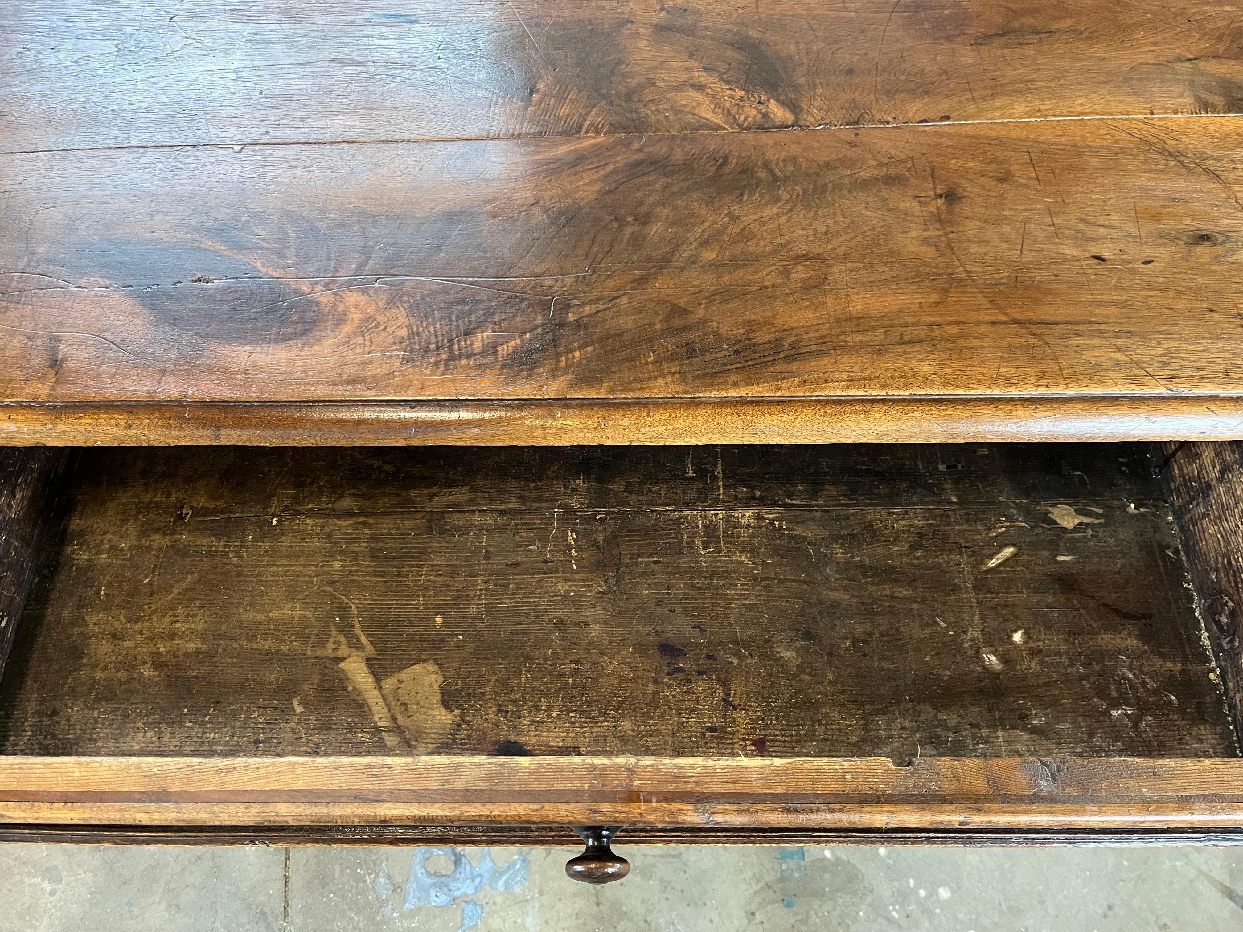 Mesa central francesa de nogal Luis XIII del siglo XVIII en venta 7