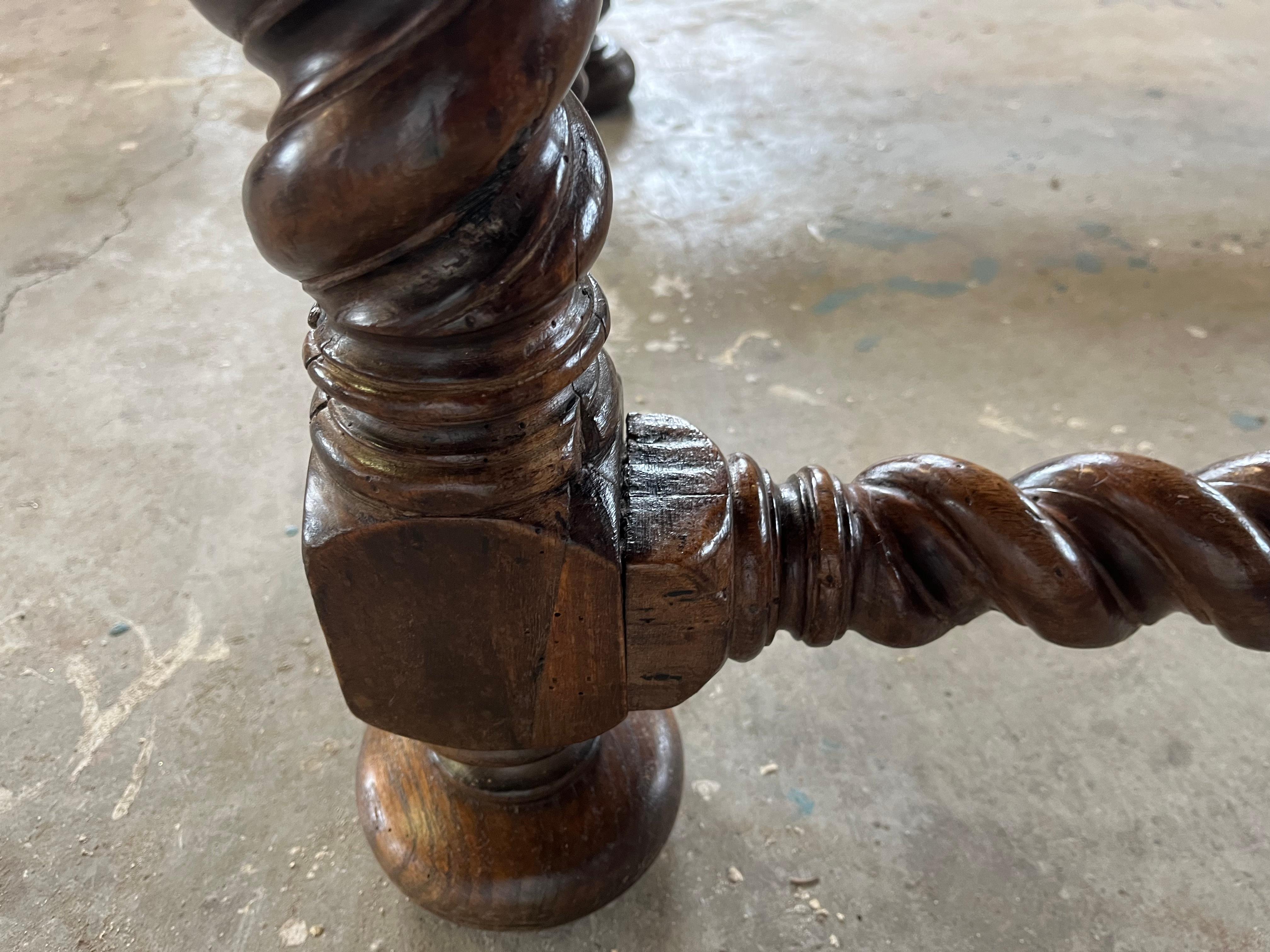 Mesa central francesa de nogal Luis XIII del siglo XVIII en venta 8