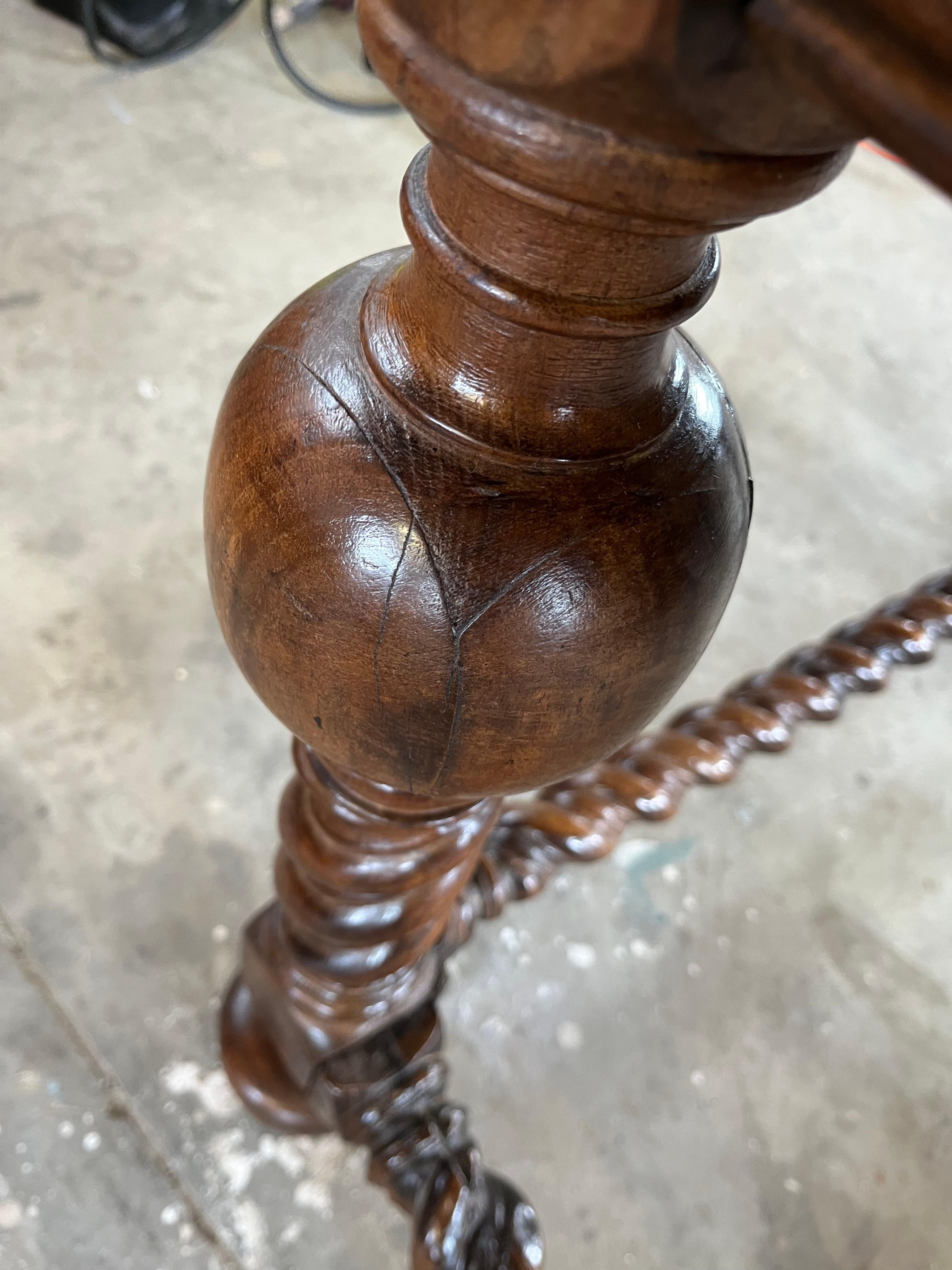 Mesa central francesa de nogal Luis XIII del siglo XVIII en venta 9