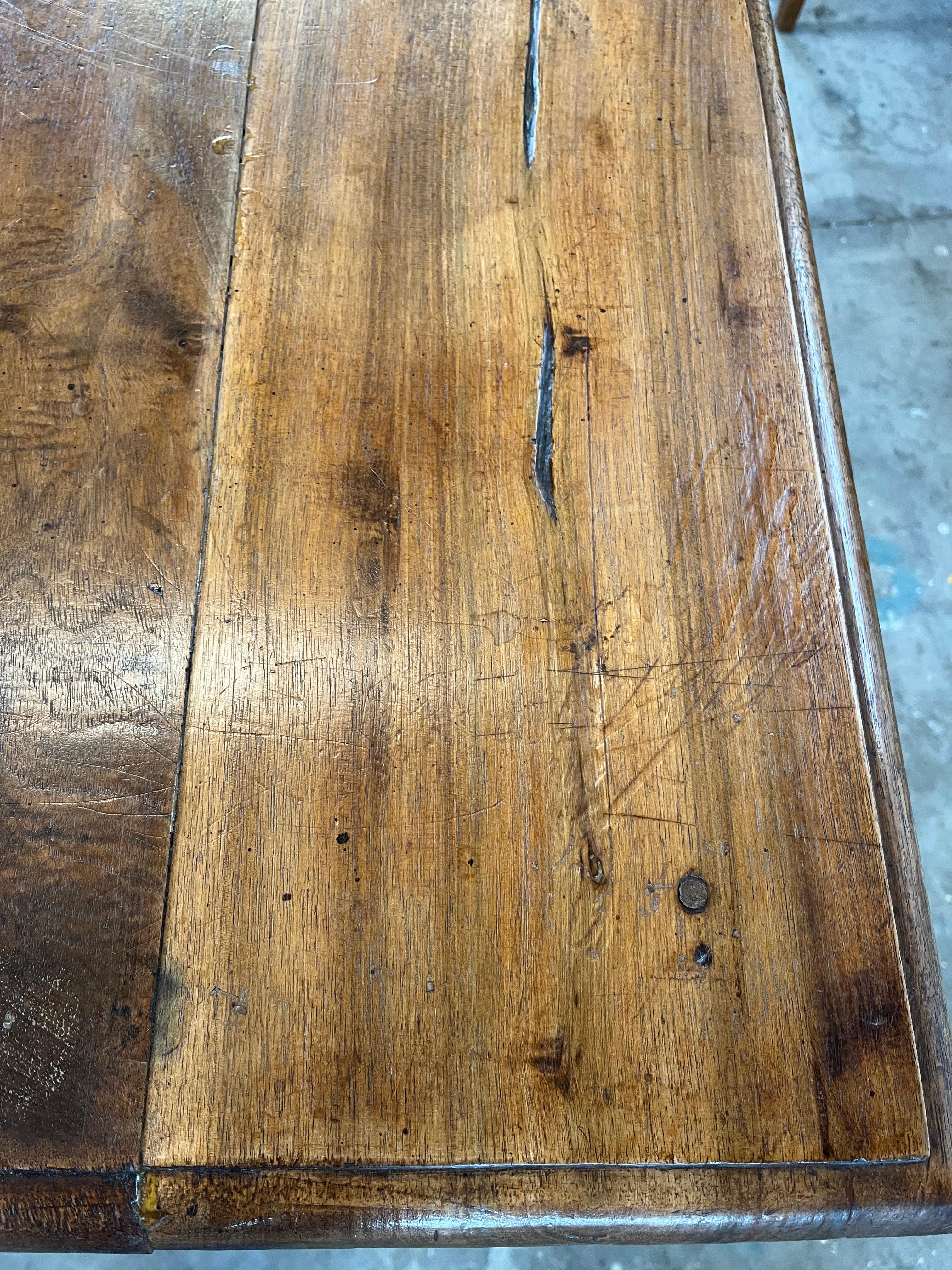 Mesa central francesa de nogal Luis XIII del siglo XVIII en venta 10