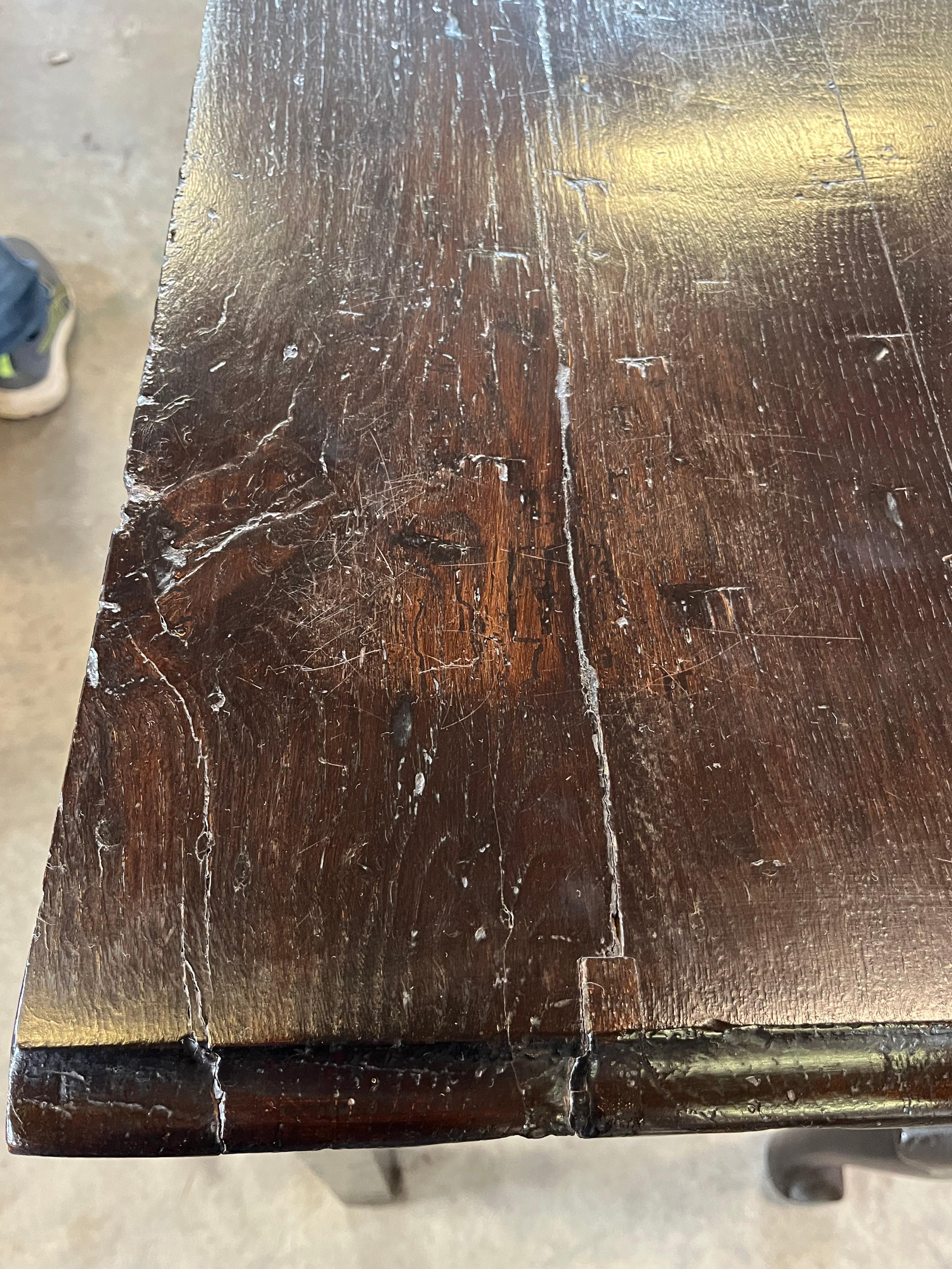 Mesa central francesa de nogal Luis XIII del siglo XVIII en venta 12