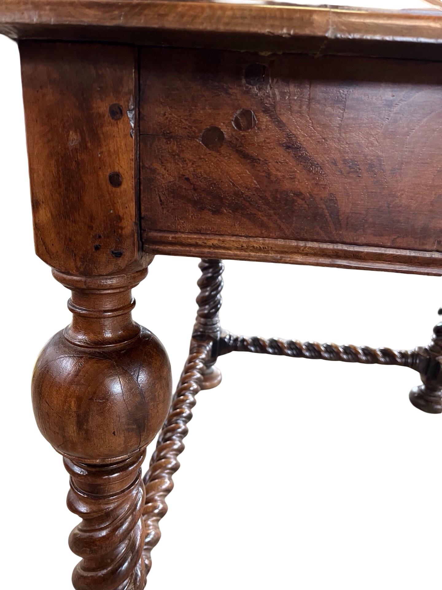 Mesa central francesa de nogal Luis XIII del siglo XVIII Francés en venta