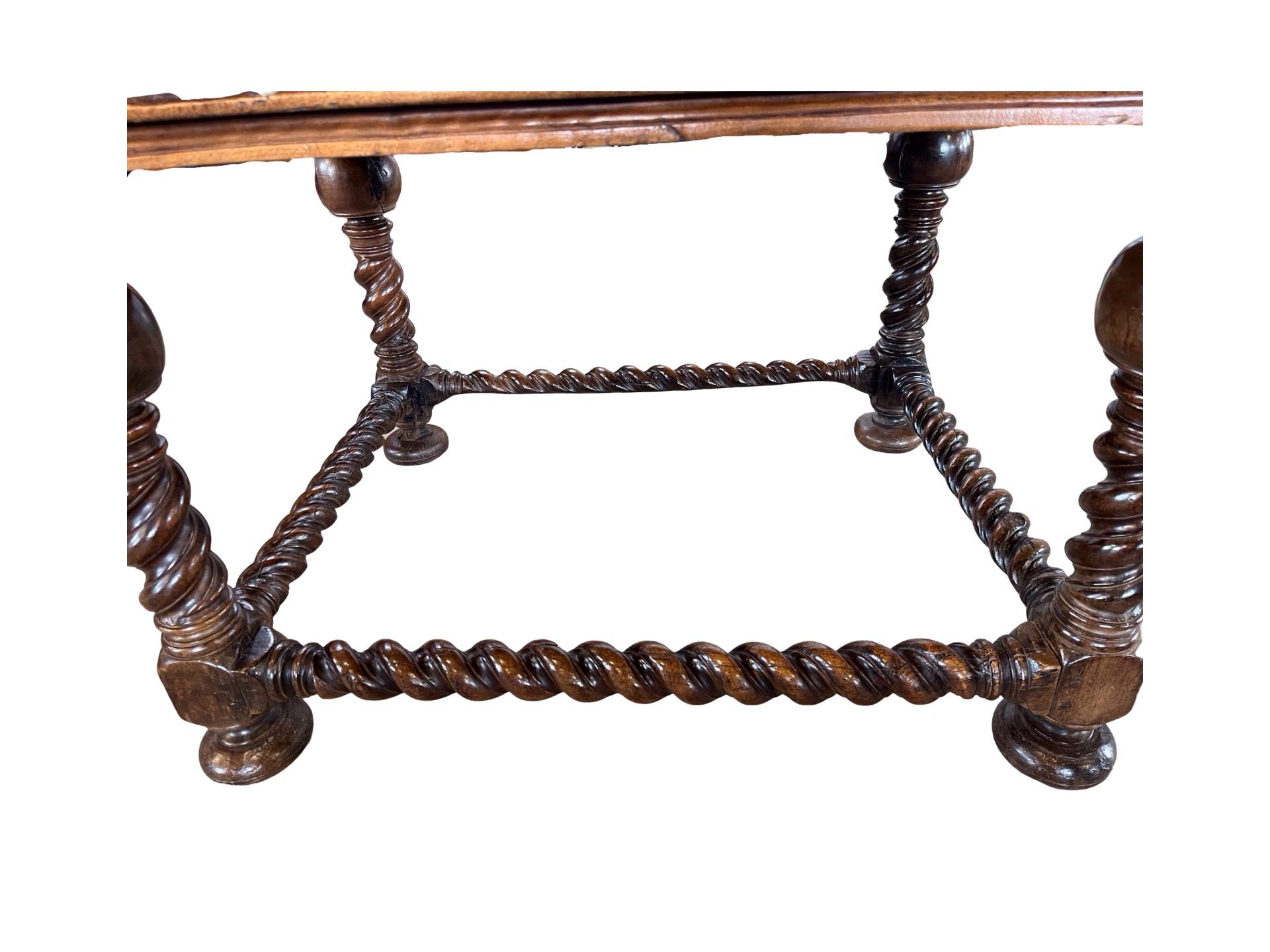 Mesa central francesa de nogal Luis XIII del siglo XVIII Tallado a mano en venta